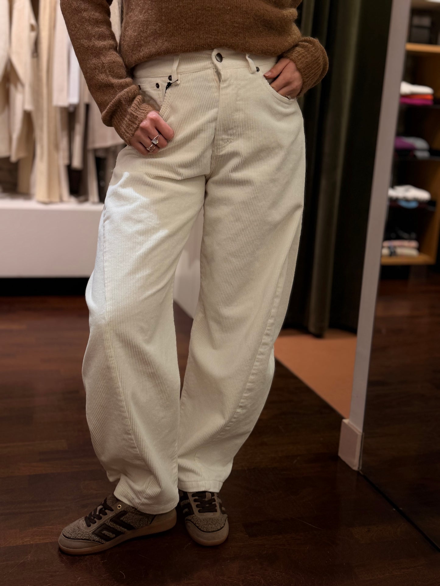 Tensione In Pantalone barrel velluto coste BURRO