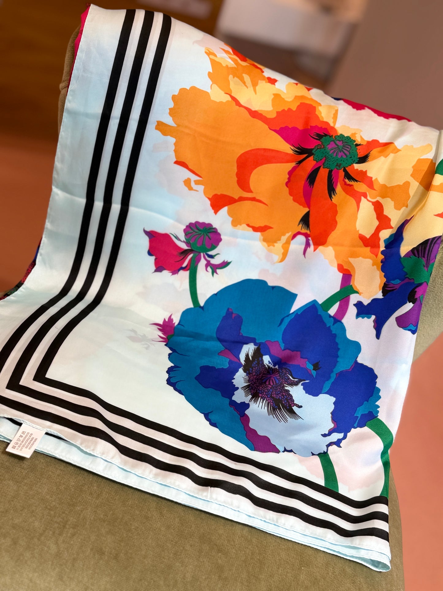 Stola con maxi fiori base CELESTE