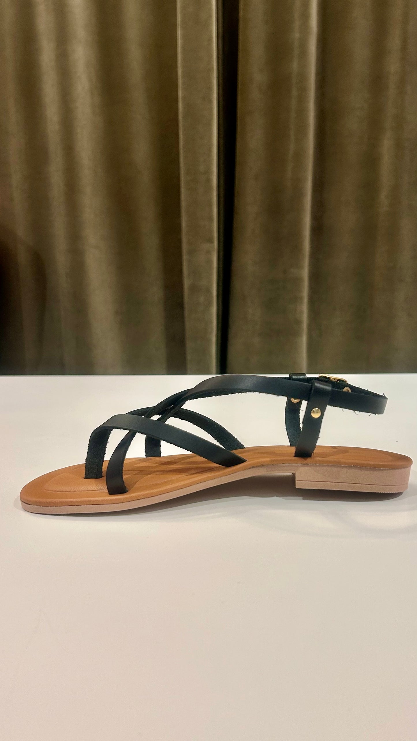 Infradito flat con incrocio NERO