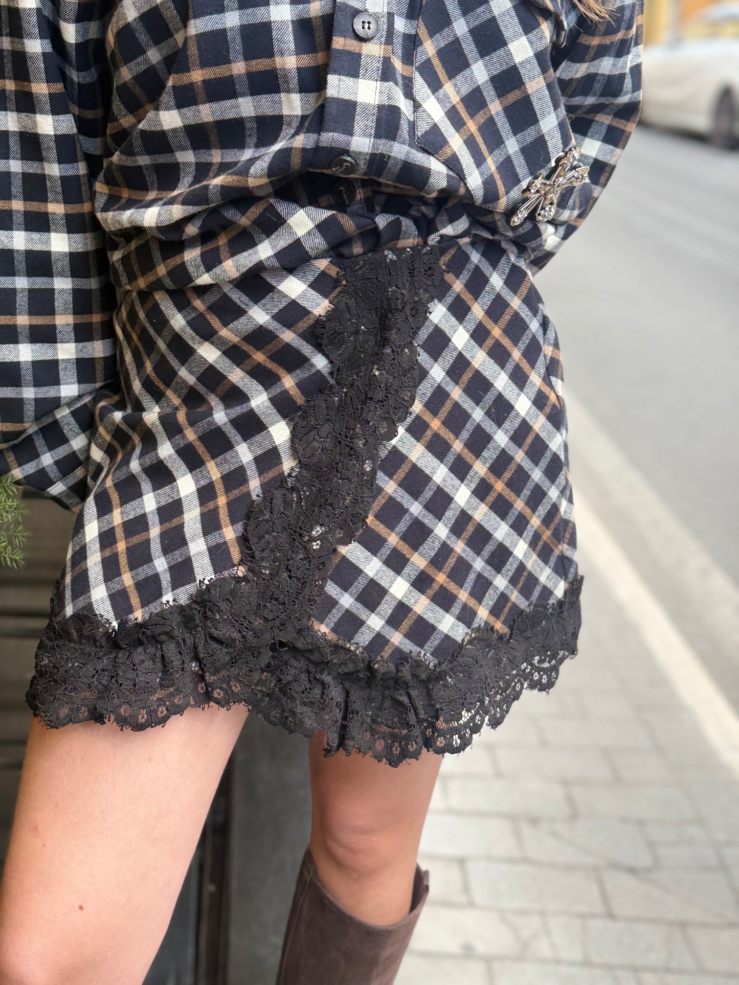 Tensione in mini gonna quadro con pizzo NERO