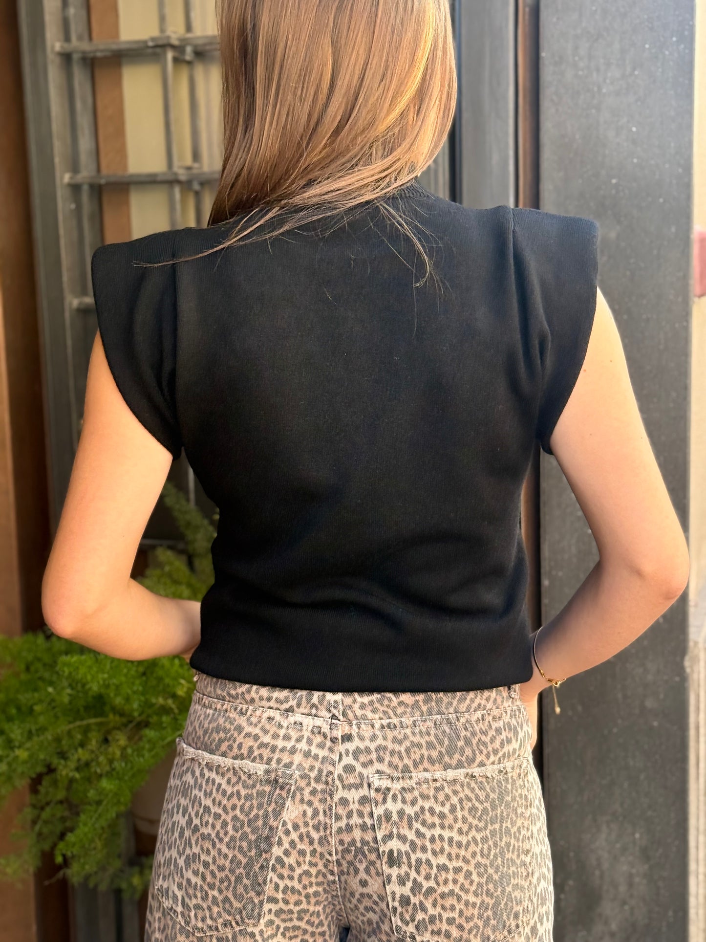 Maglia smanicata con spalline imbottite NERO