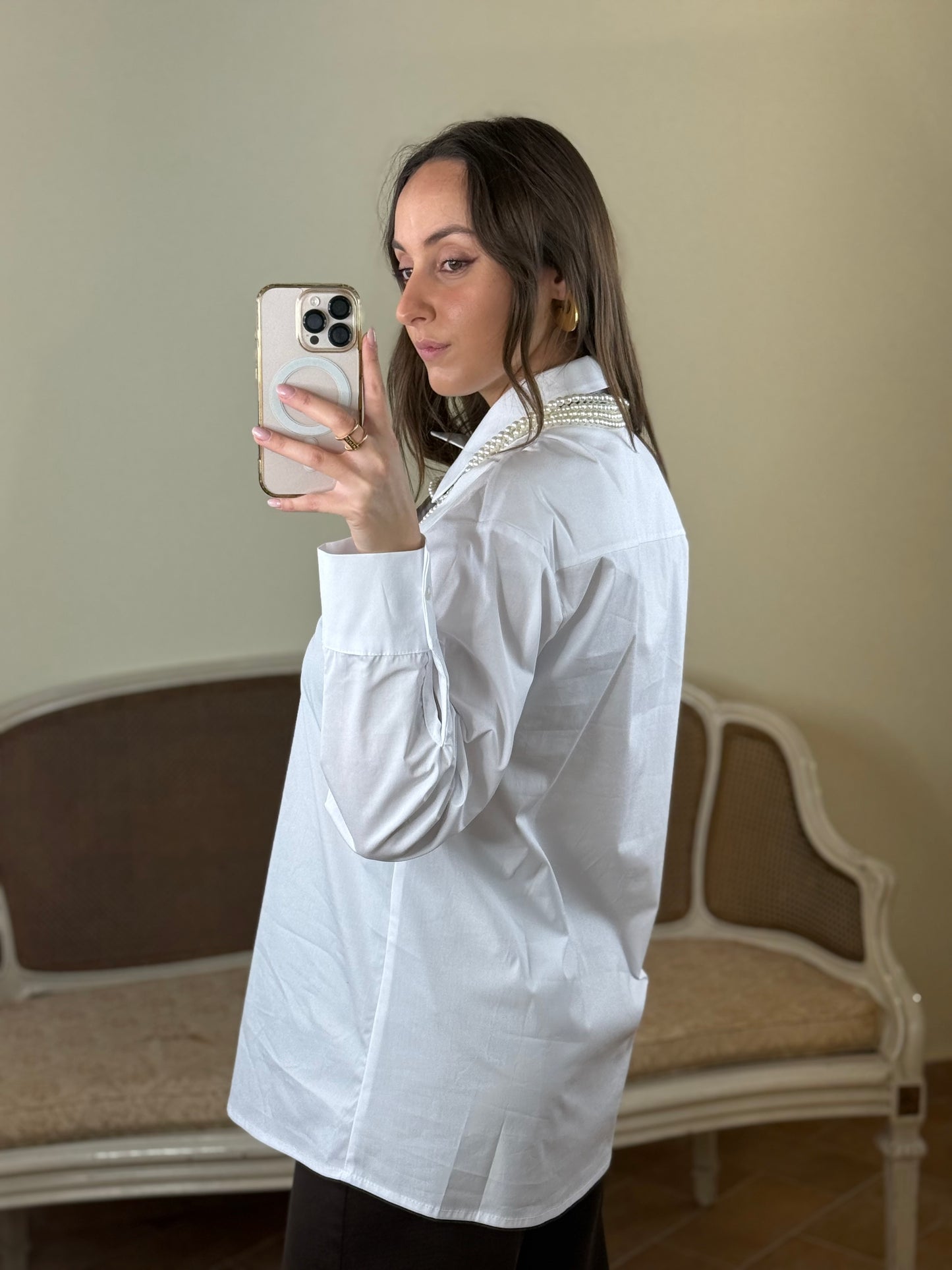 Tensione In Camicia con cravatta CIOCCOLATO e collana perle