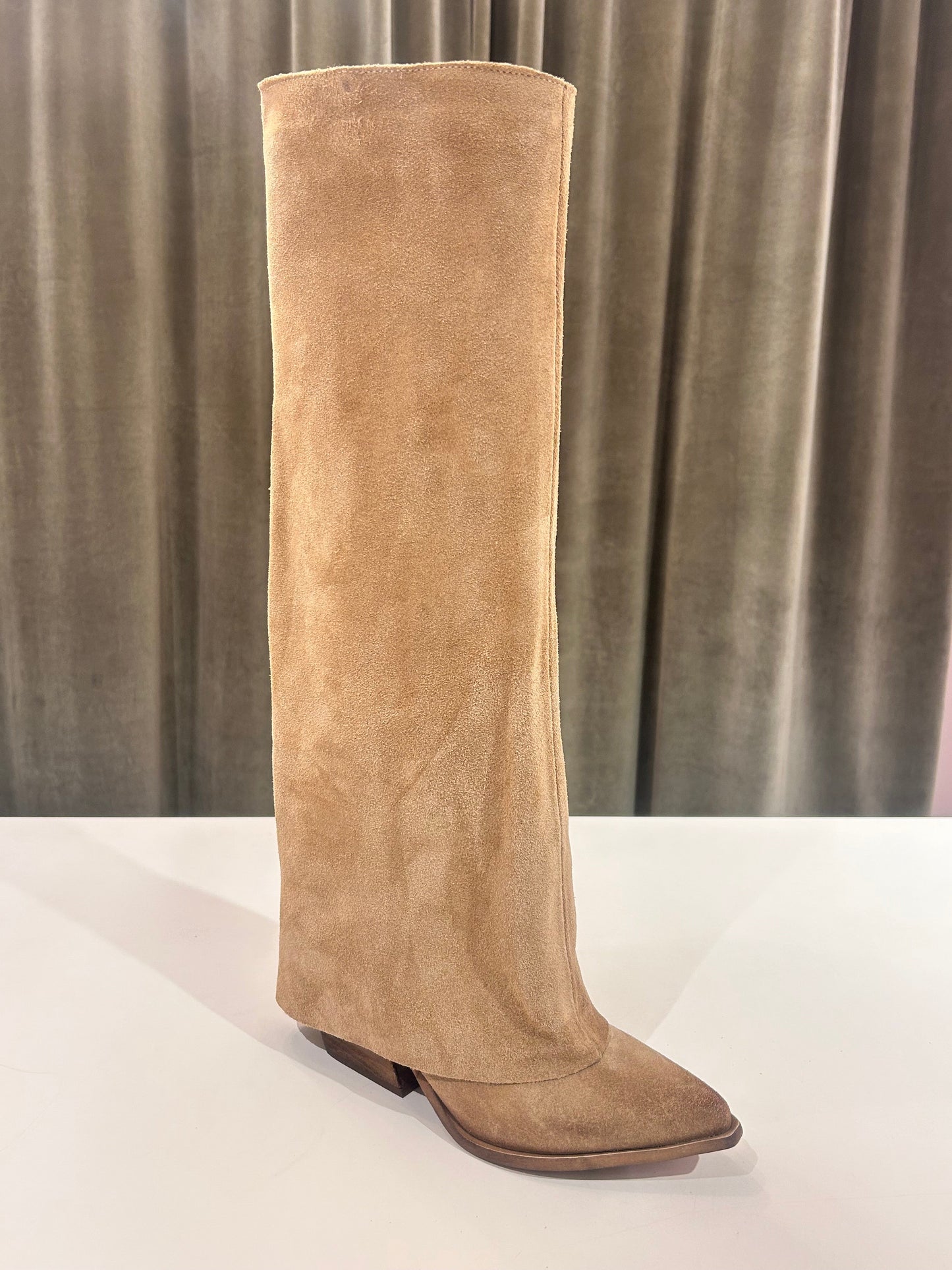 Stivale alto in camoscio con risvolto