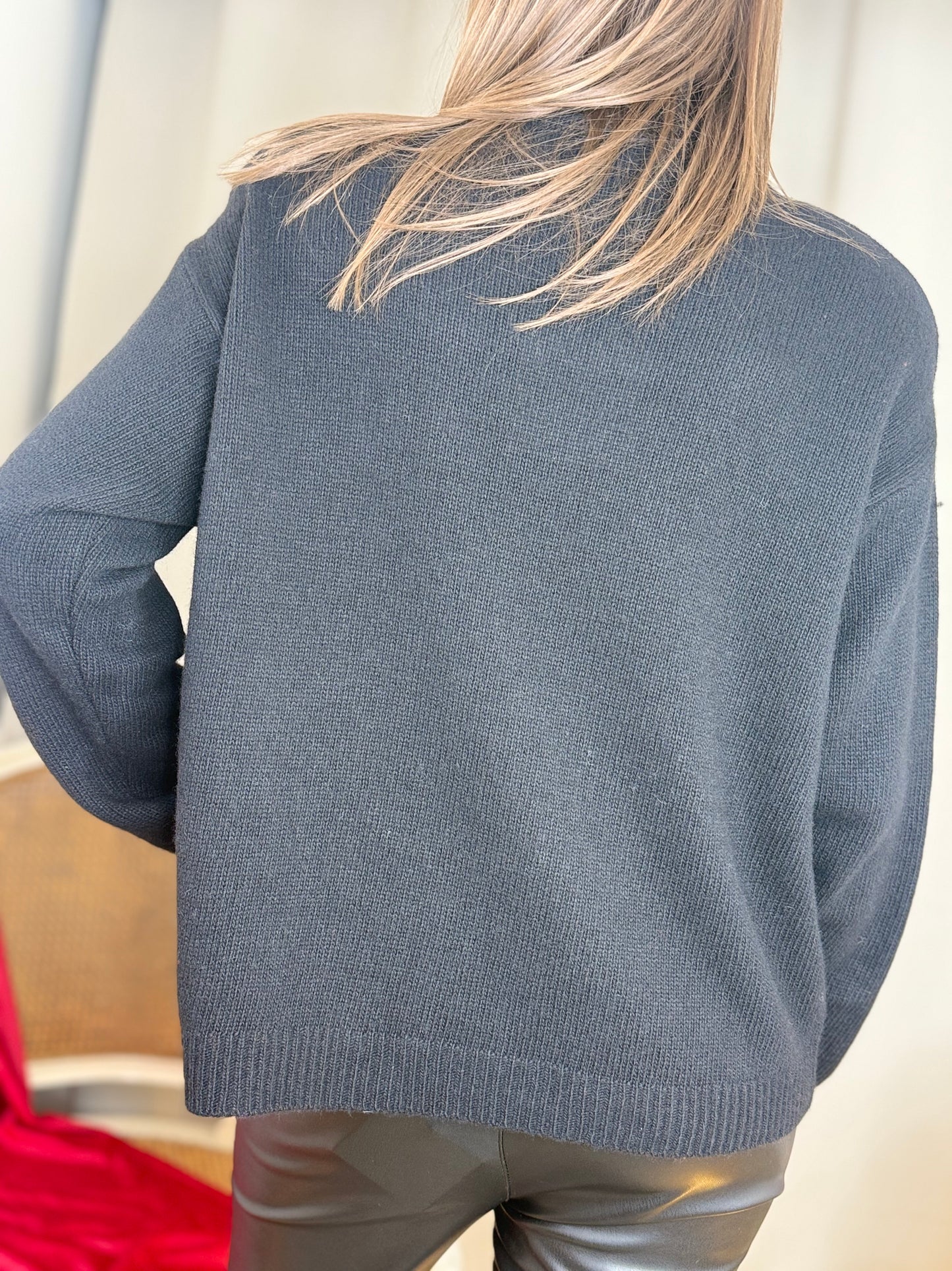 Tensione in Dolcevita NERO con spille