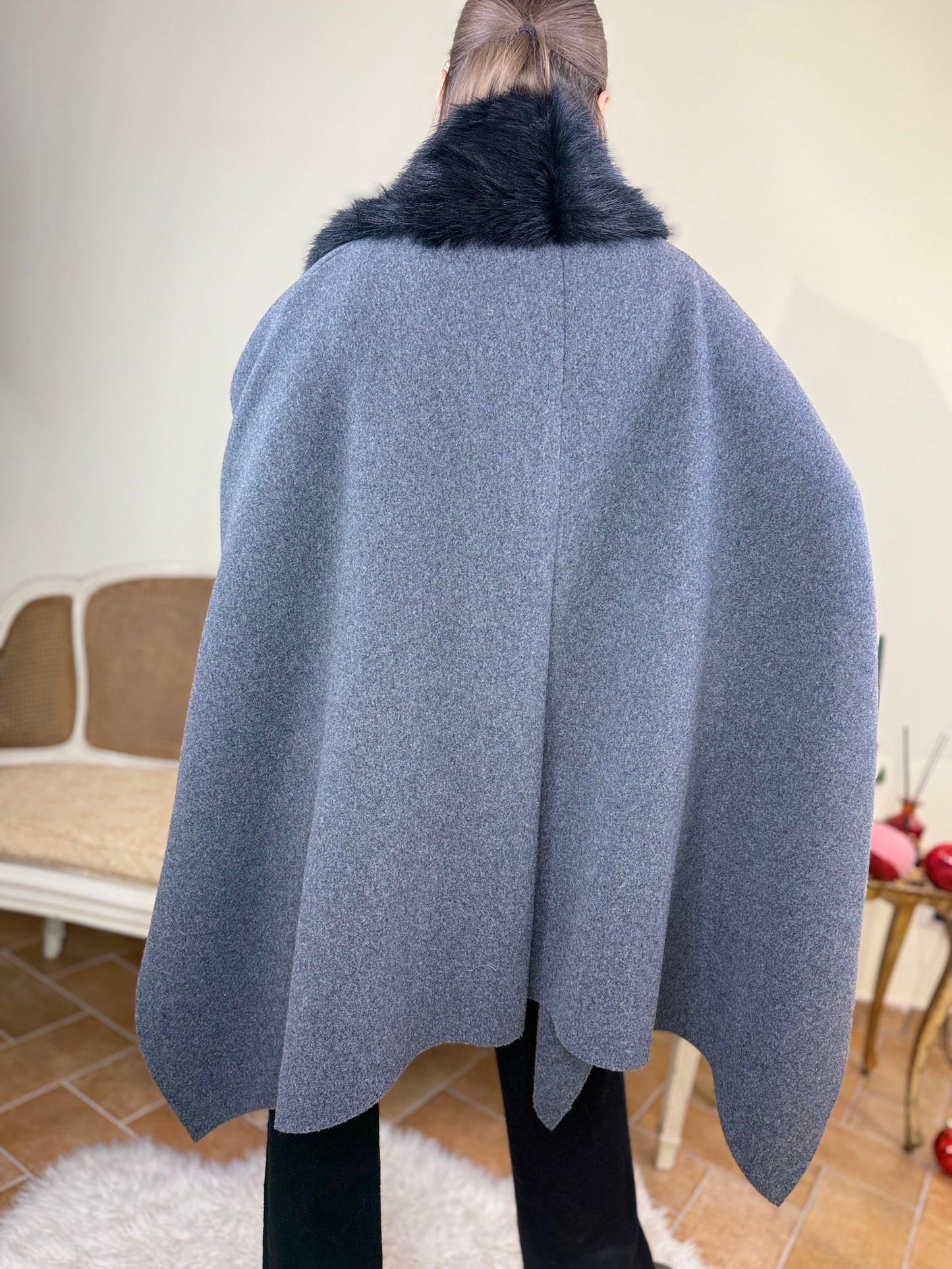 Mantella in lana con collo in ecopelliccia GRIGIA/NERO