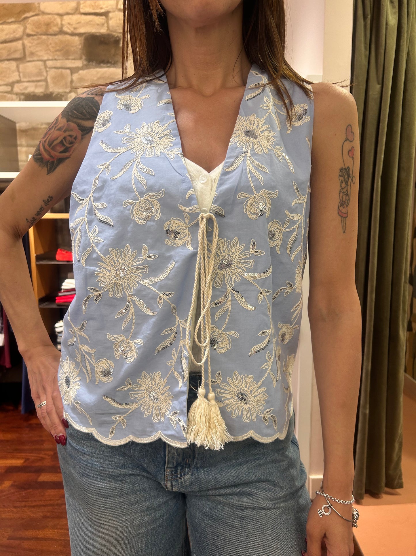 Tensione in Gilet con ricami e paillettes