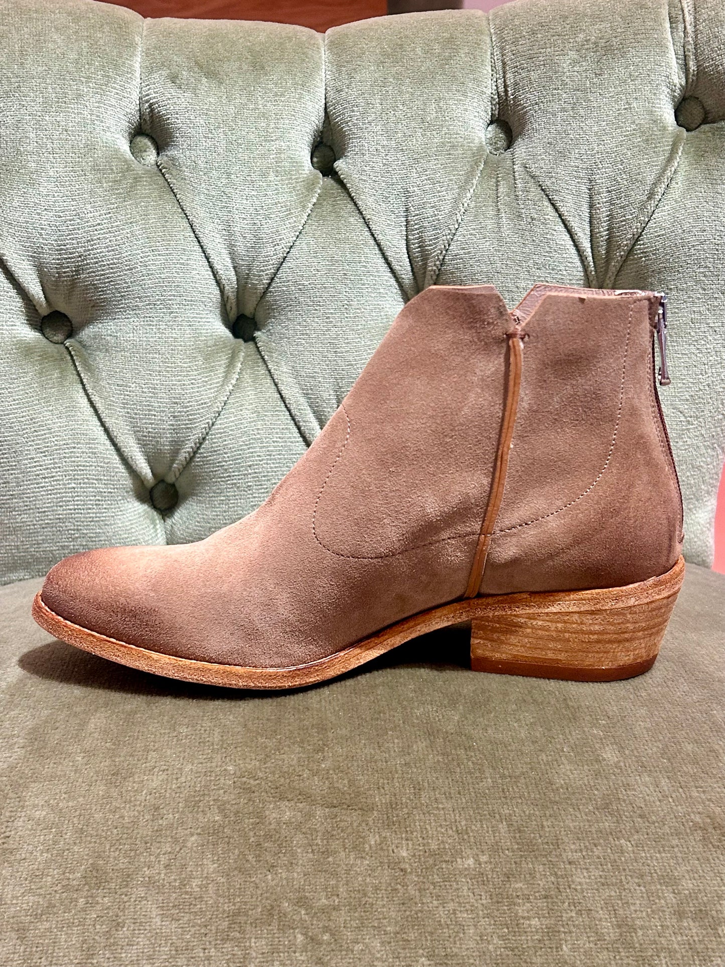 Curiositè Tronchetto in camoscio beige