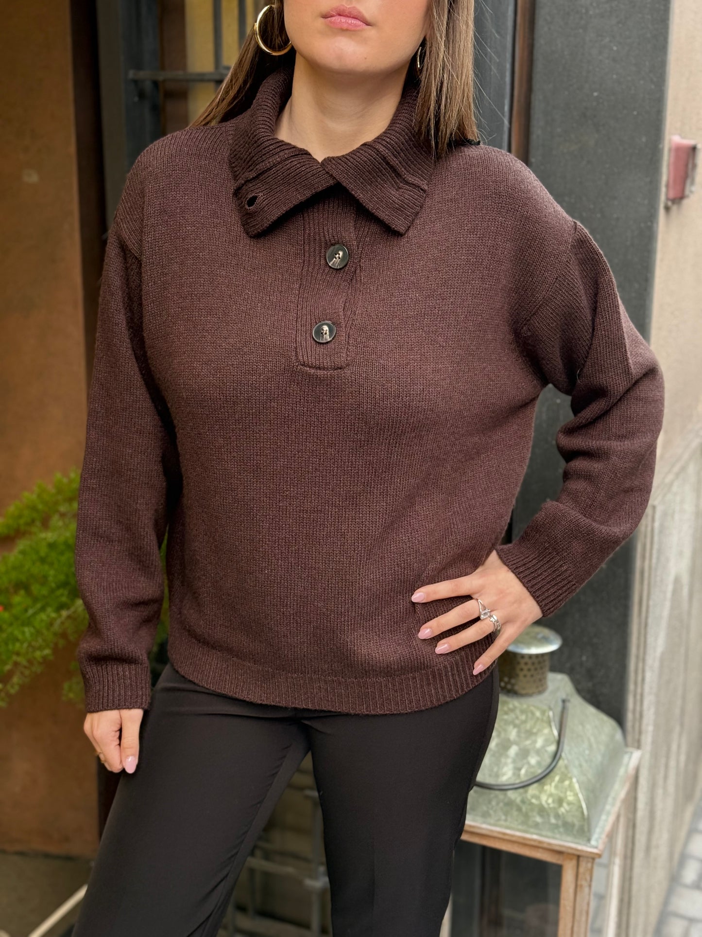 Tensione In maglione collo alto con maxi bottoni MORO