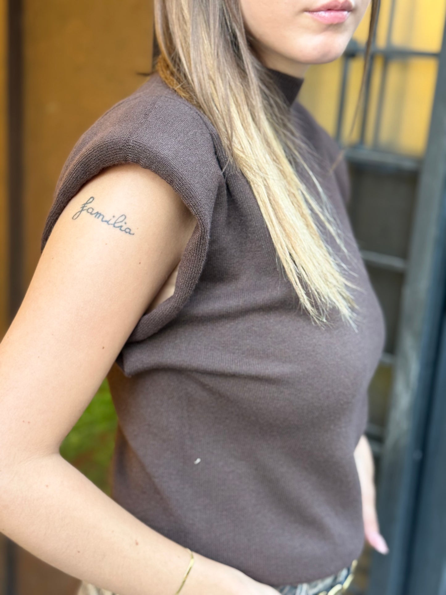 Maglia smanicata con spalline imbottite MORO