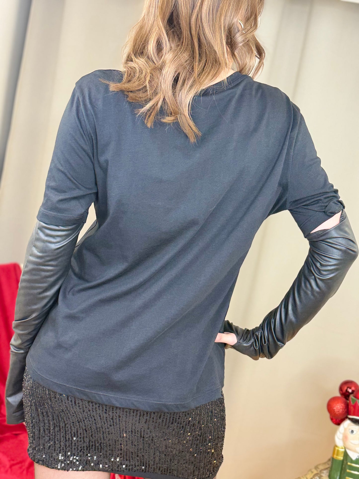 Tensione in T-shirt con manicotto in ecopelle NERA