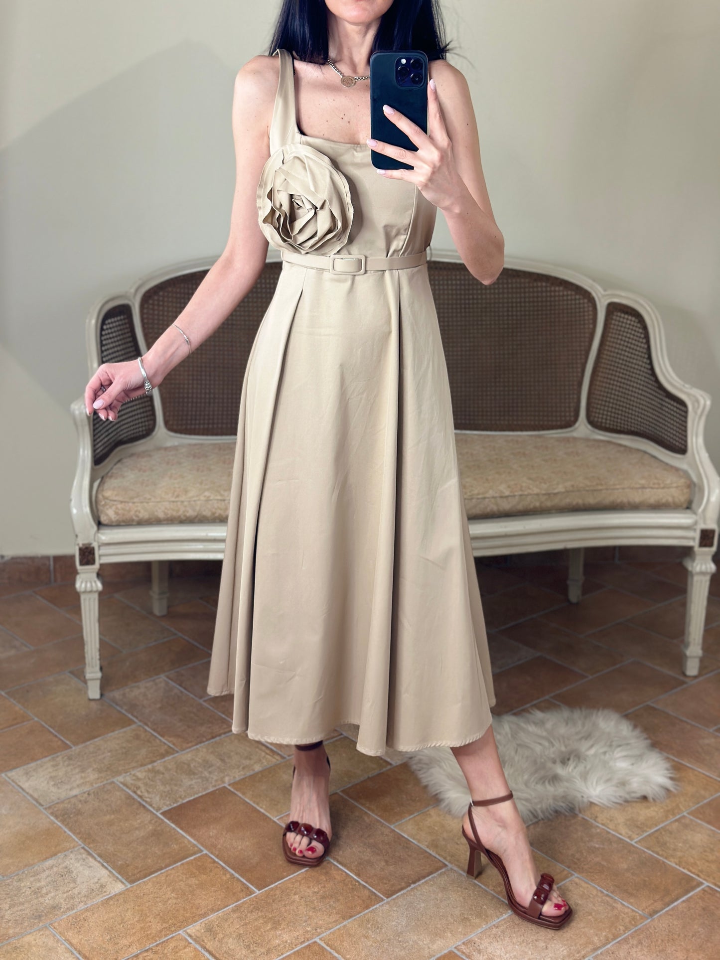 Tensione in Abito con rosa