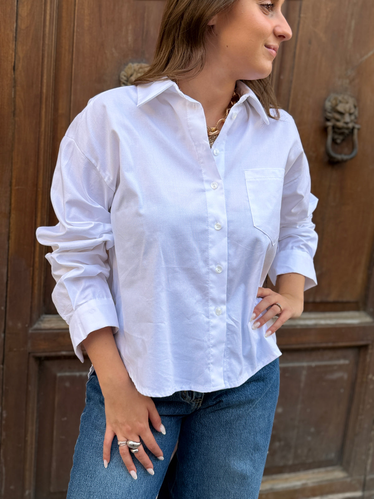 Tensione in Camicia Bianca e Cielo