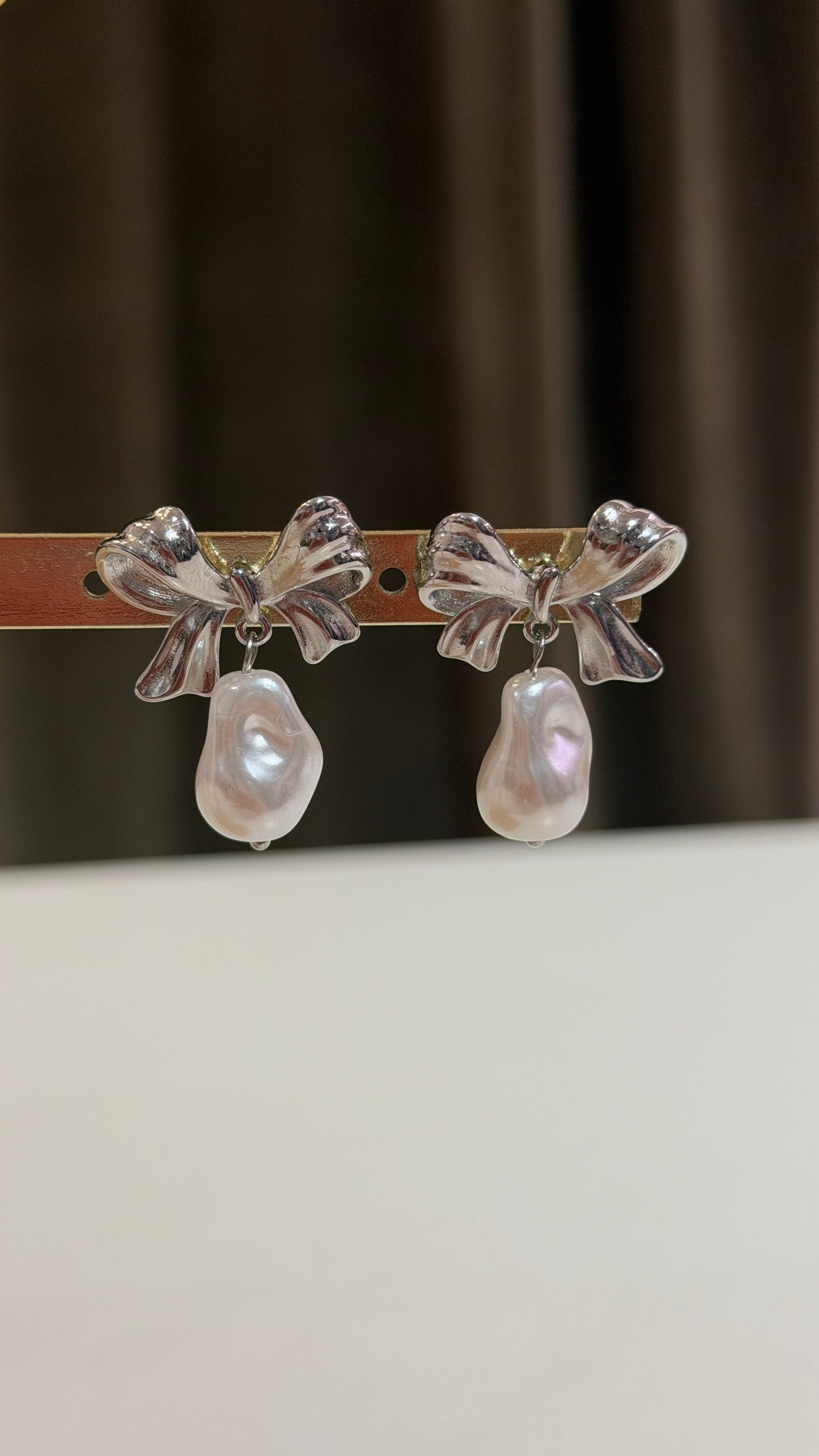 Orecchini fiocchi con perla pendente Argento