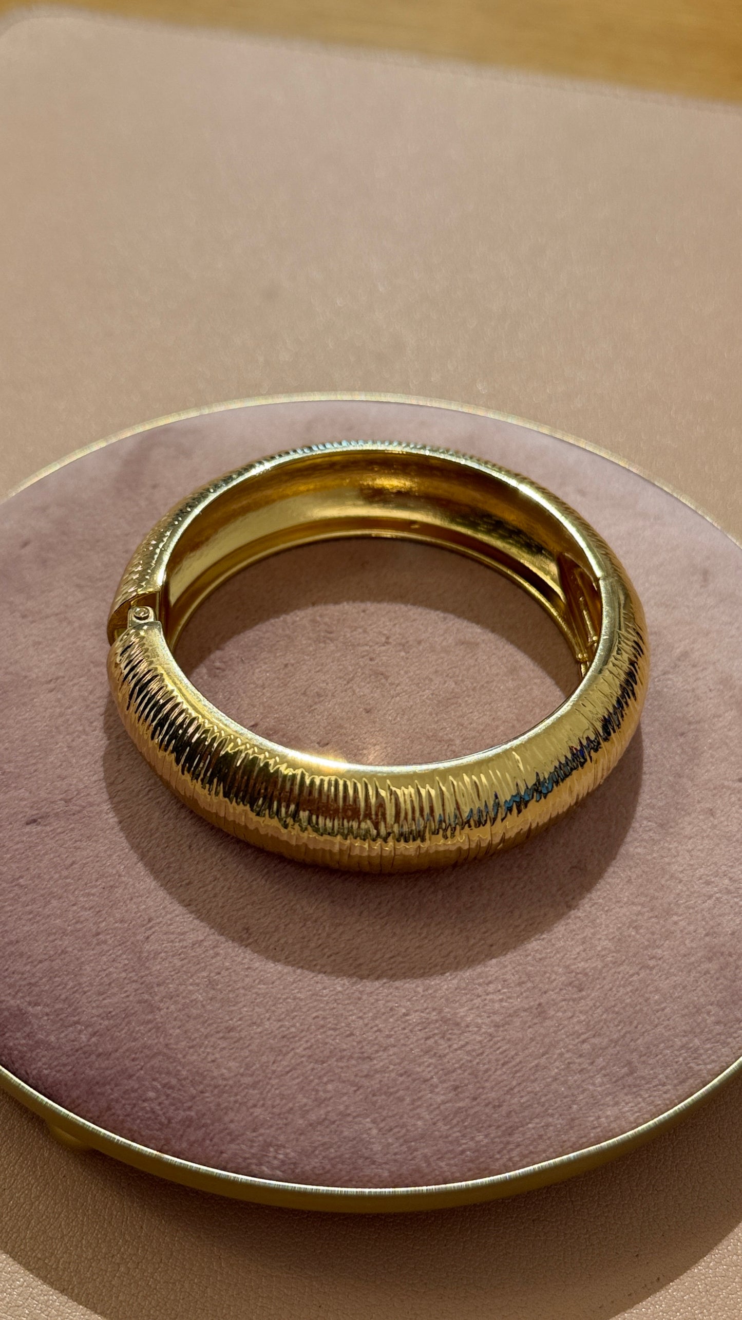 Bracciale zigrinato rigido Oro