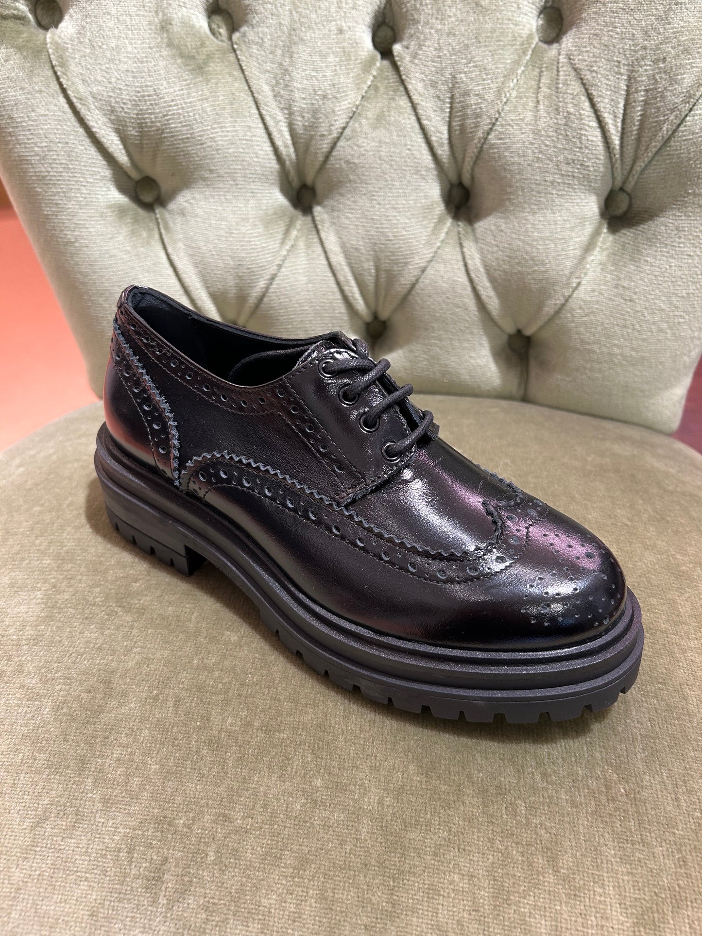 Les tulipes scarpa stringata in pelle nera lucida