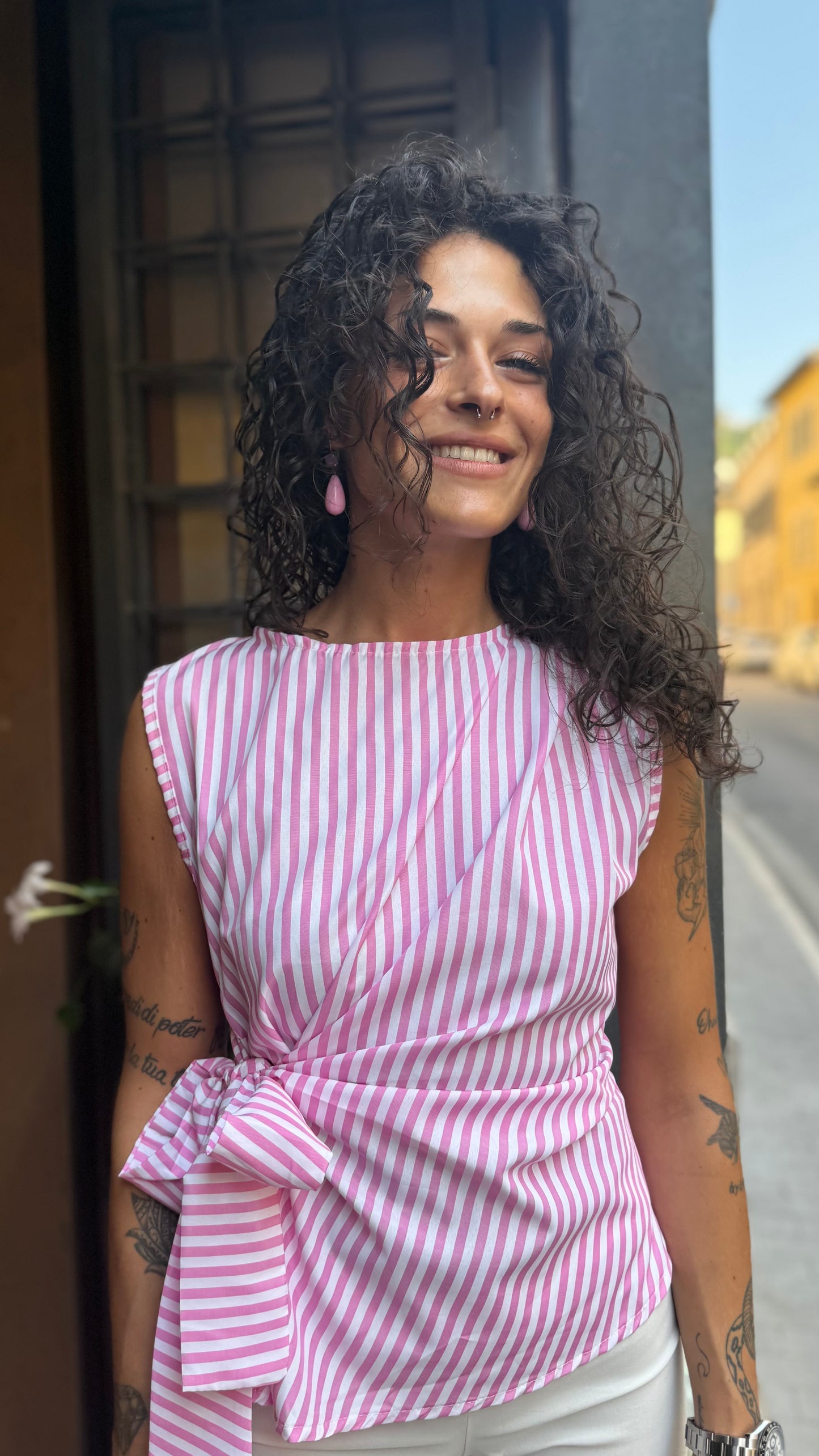 Top bacchettato con fiocco laterale Rosa/bianco
