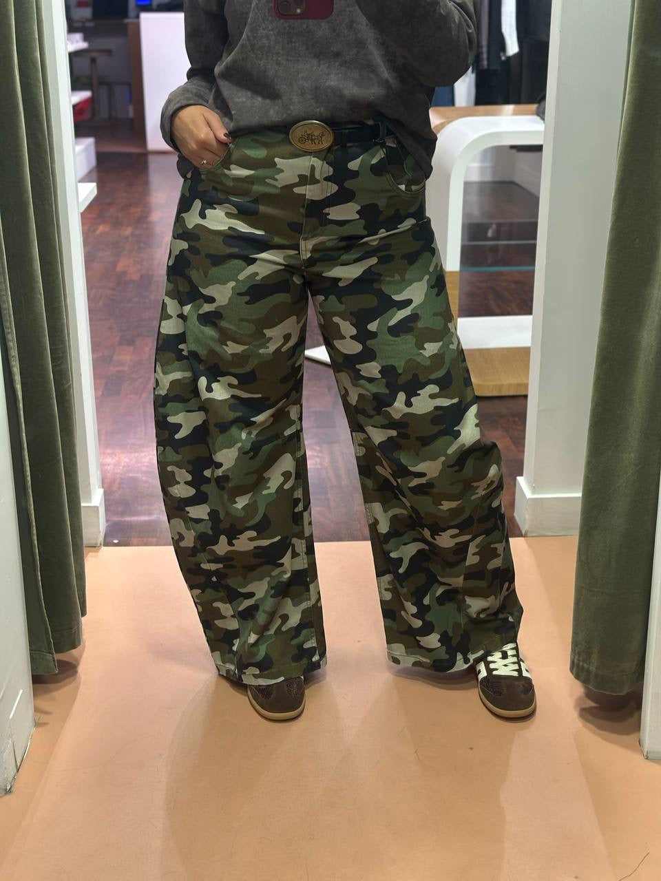 Tensione in pantalone camouflage cintura carrozza