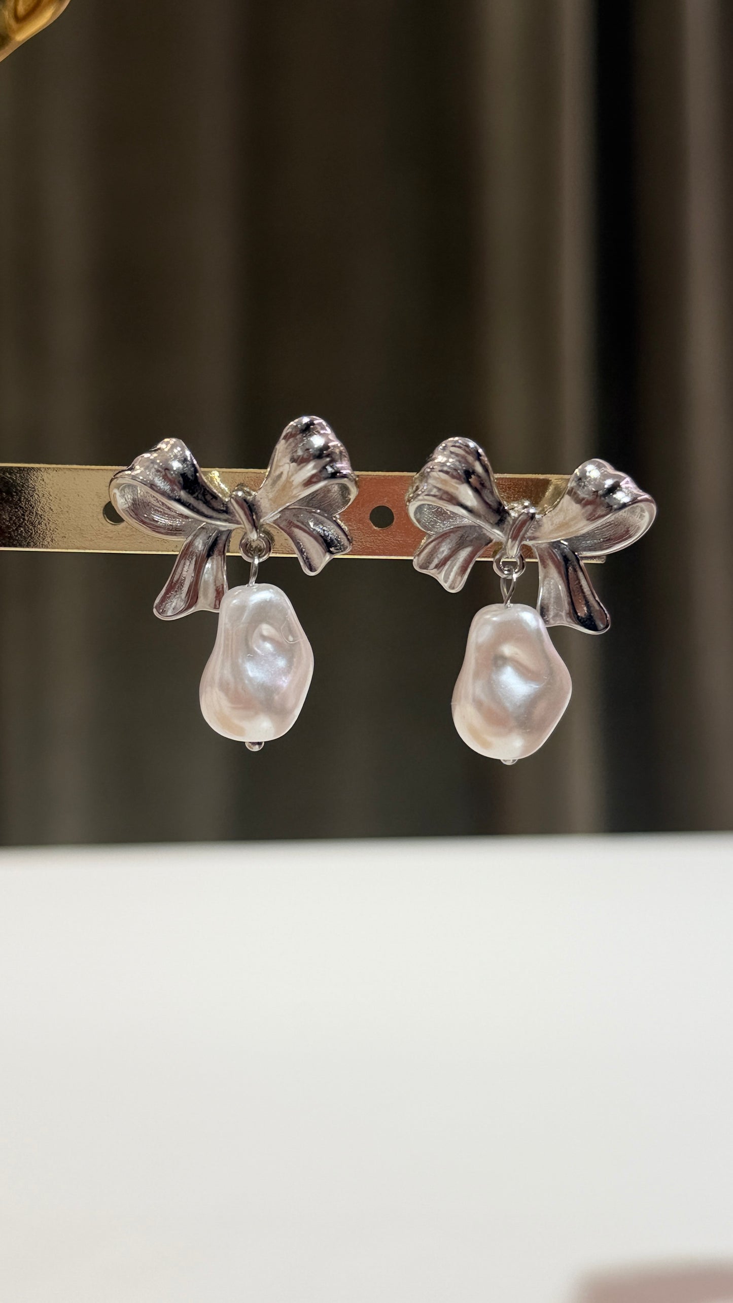 Orecchini fiocchi con perla pendente Argento