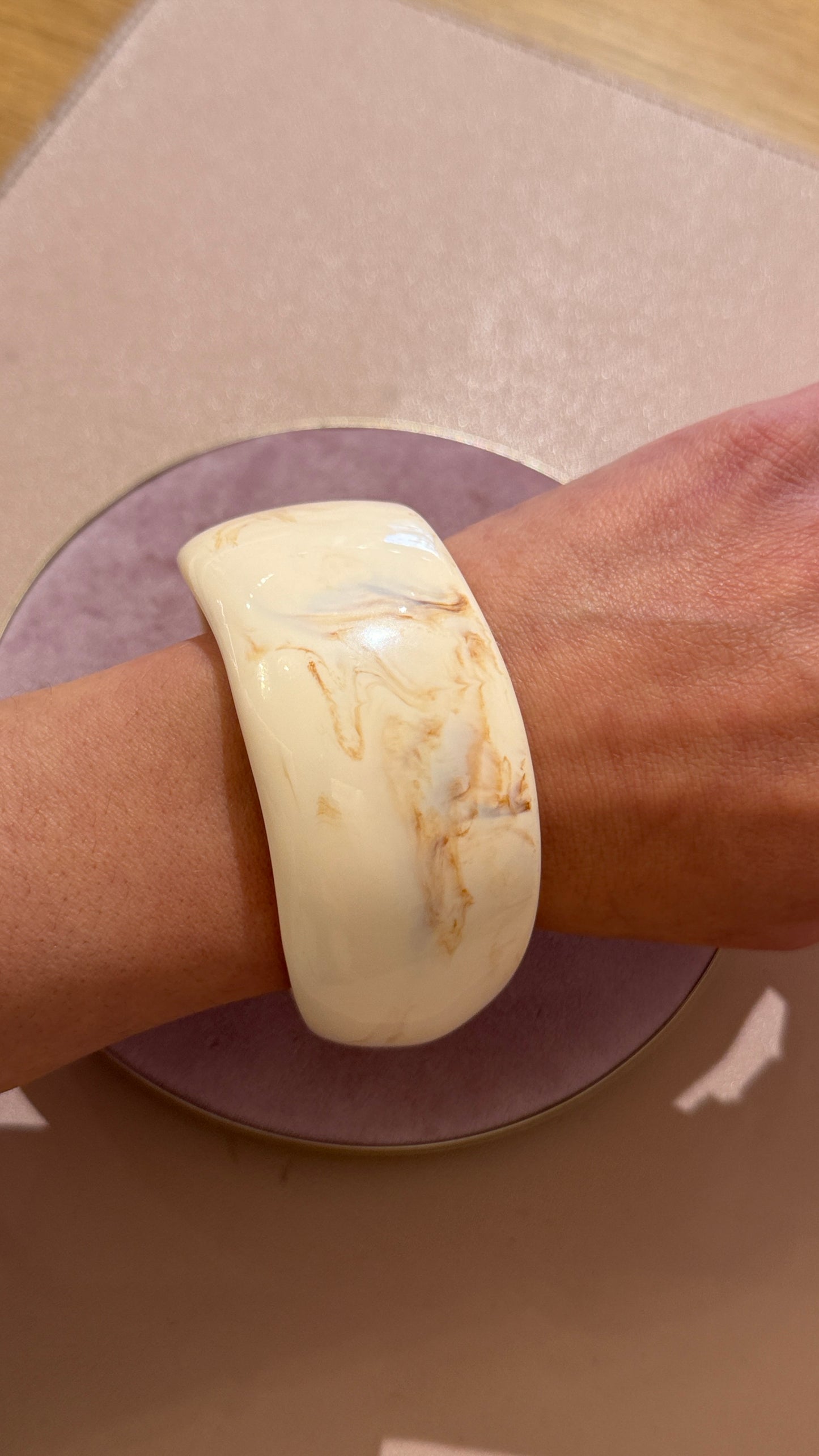 Bracciale rigido in resina avorio