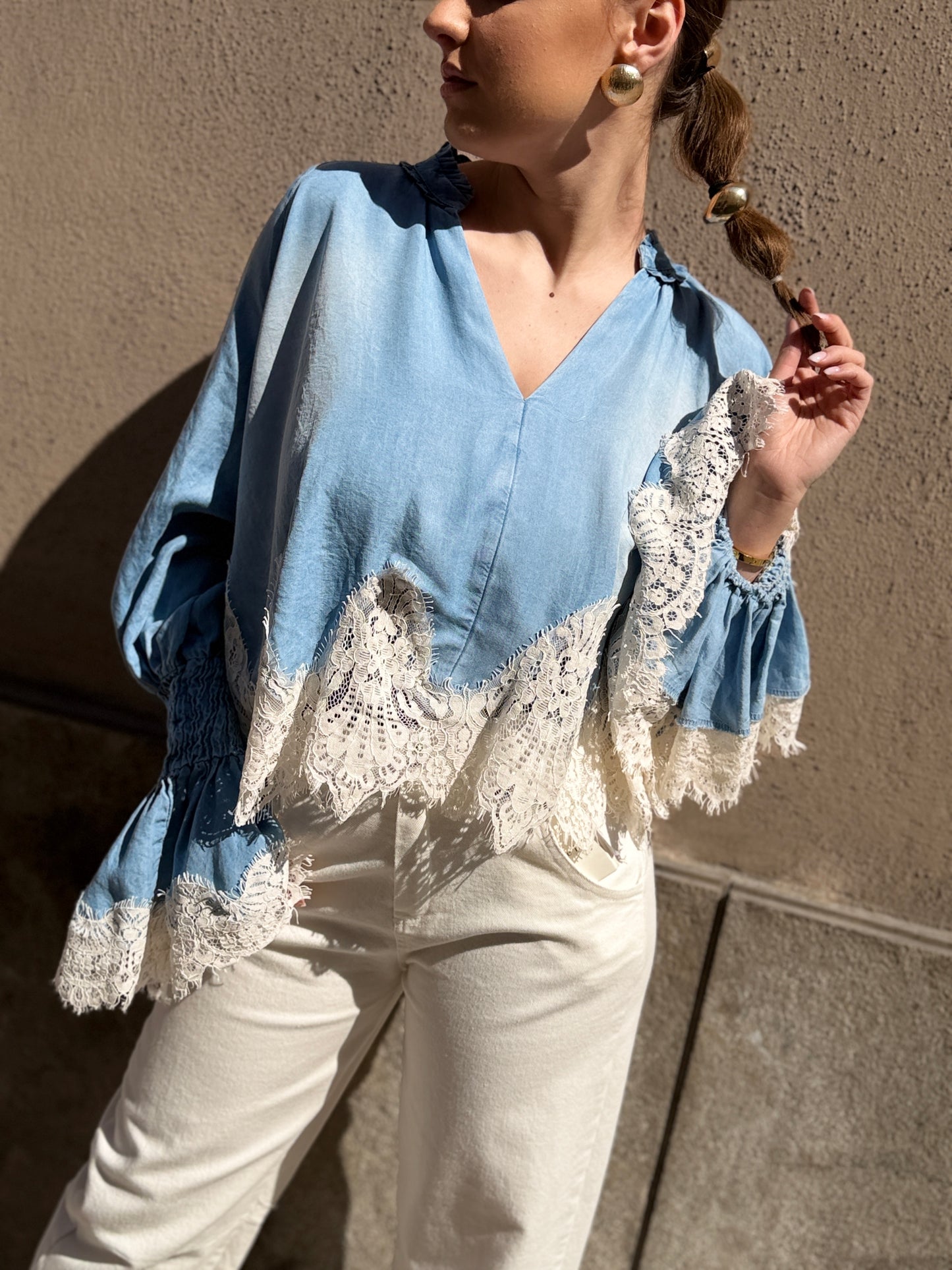 Tensione in Blusa in denim con pizzo