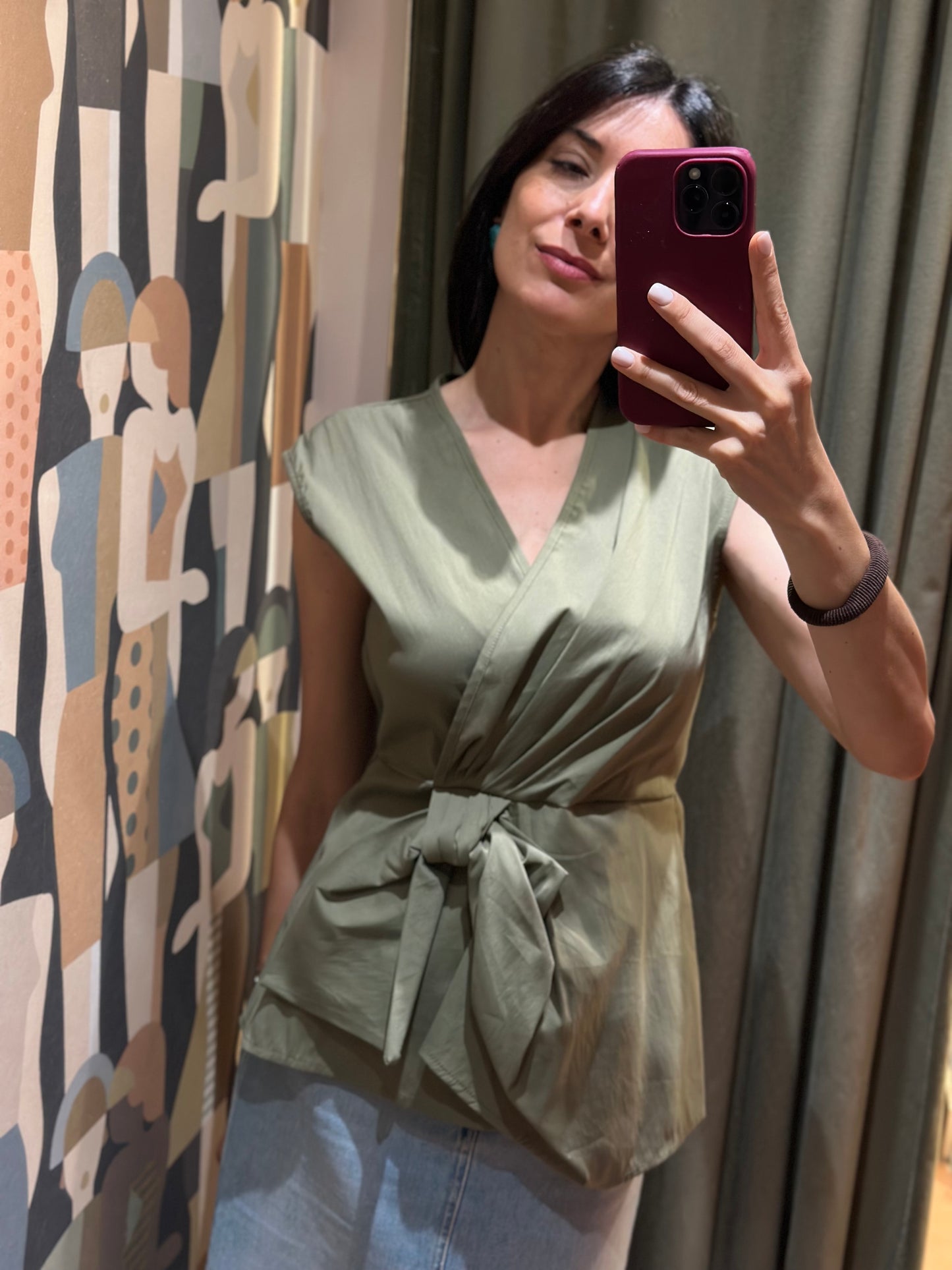 Top con nodo scollo a V (disponibile in più varianti colore)