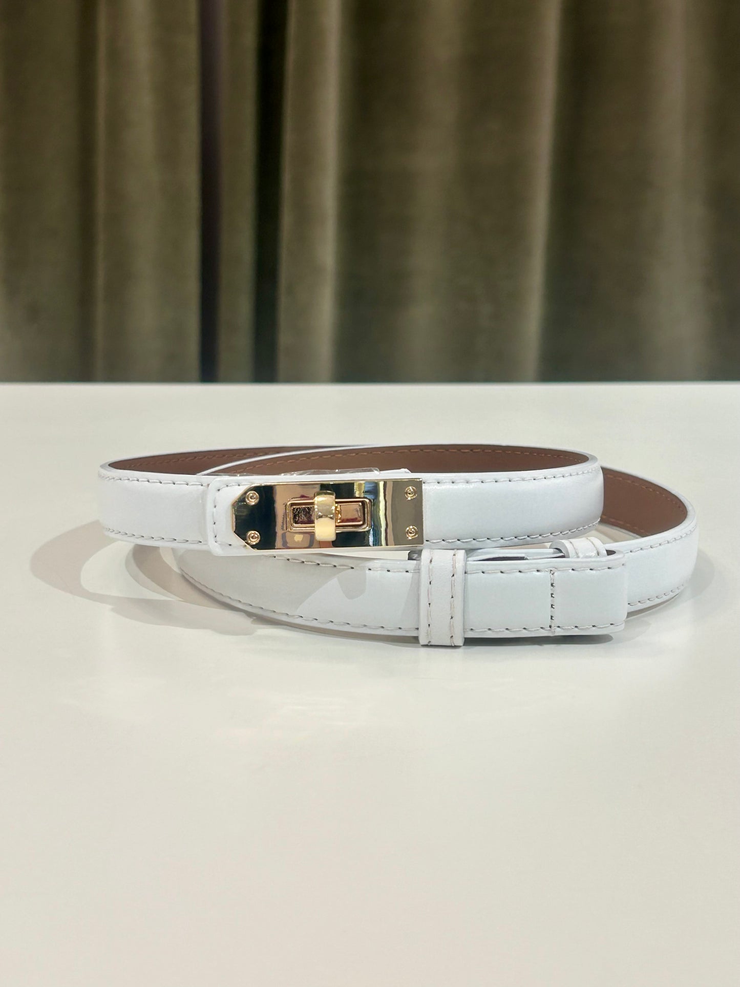 Cintura in pelle liscia con lucchetto BIANCO