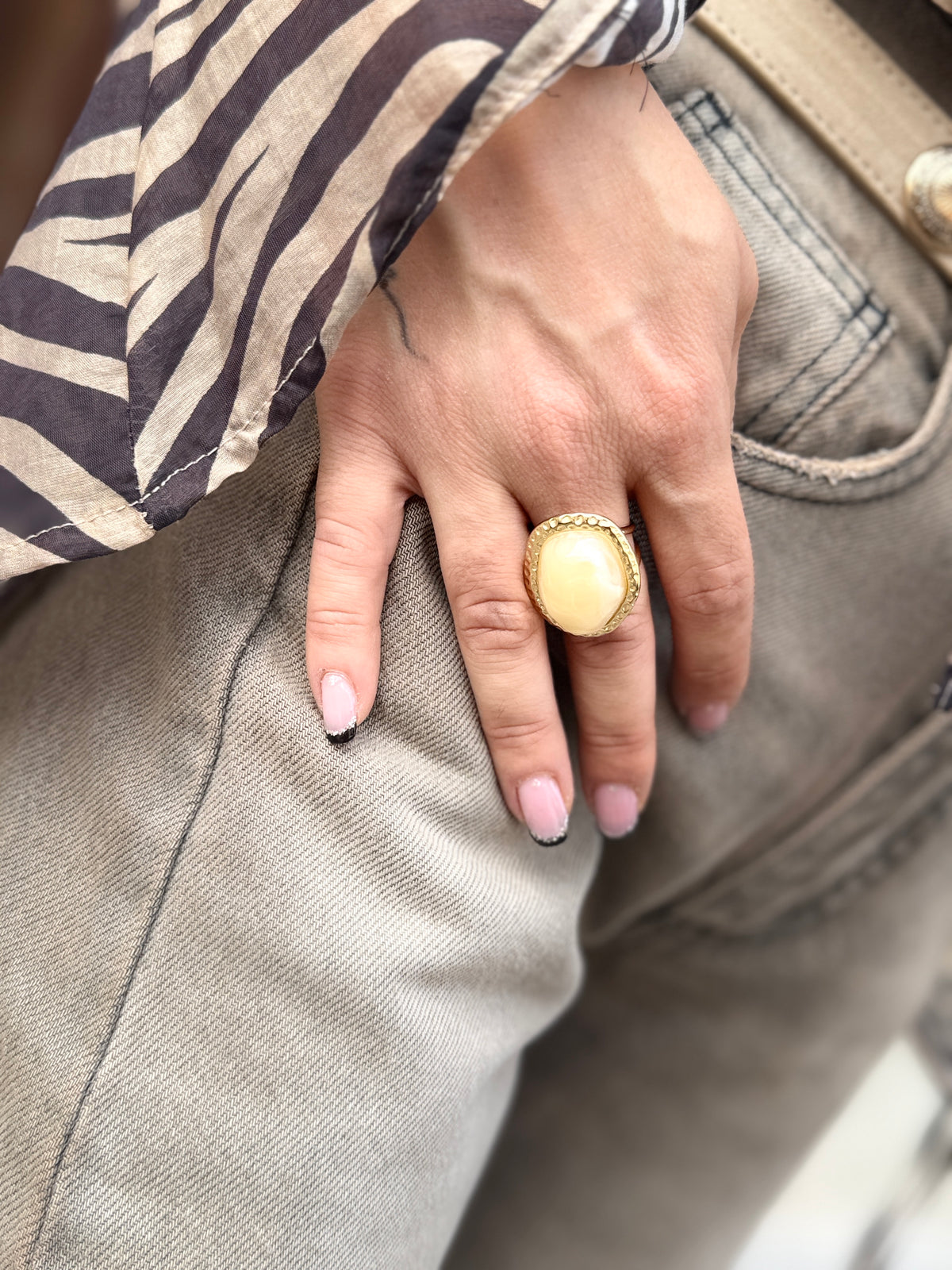 Anello con maxi pietra CREMA