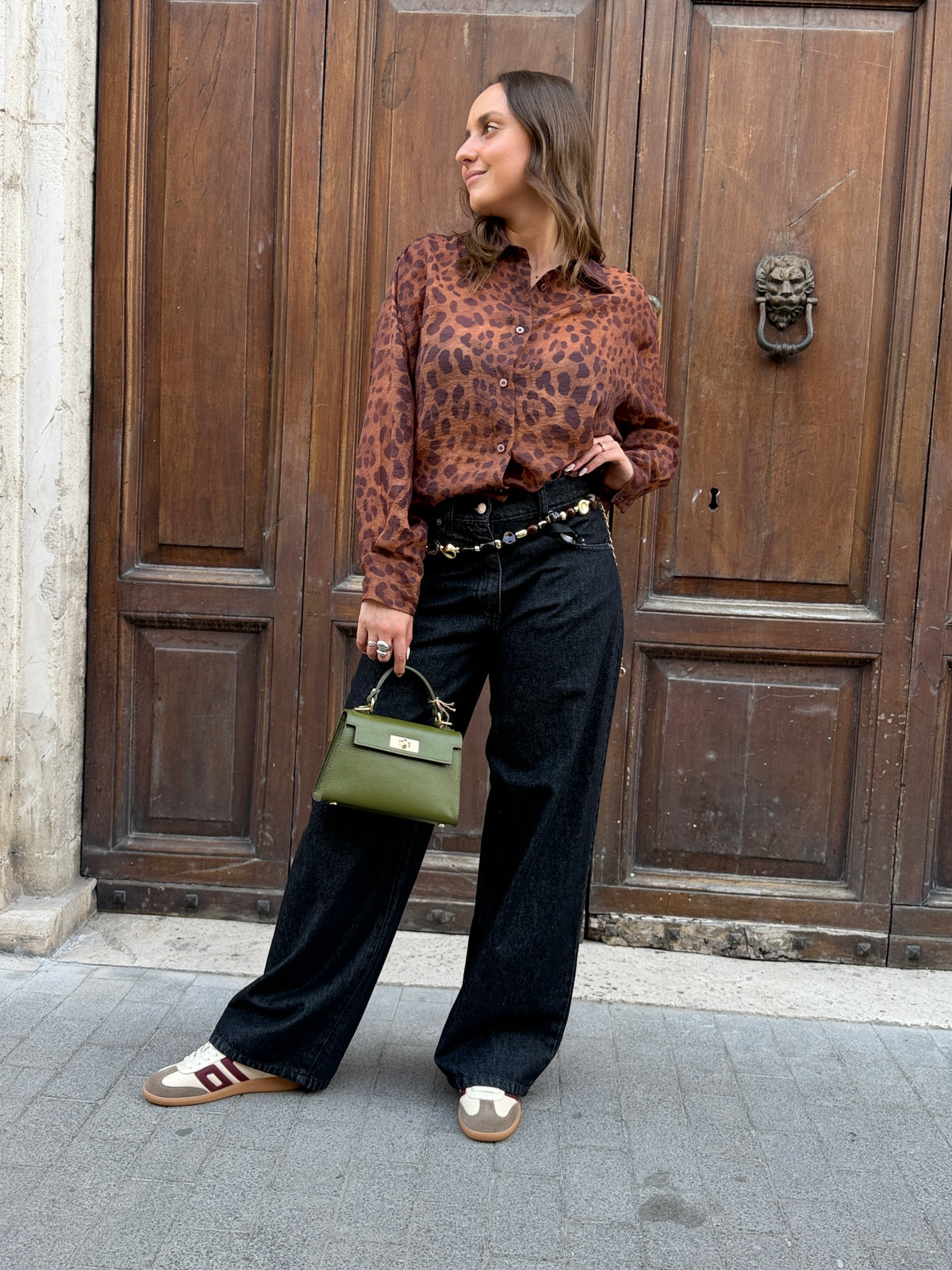 Tensione in Camicia Maculata