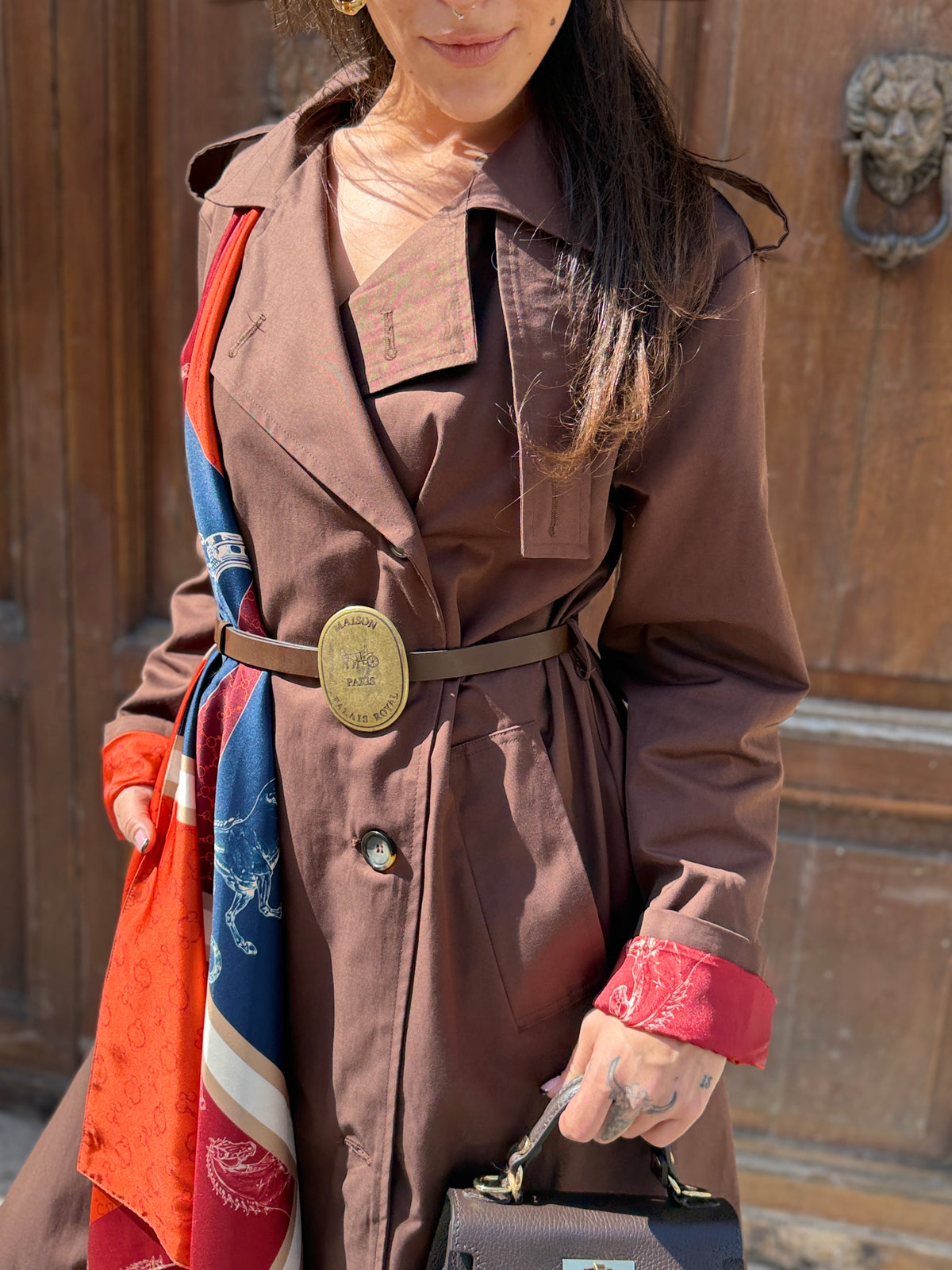 Tensione in Trench con foulard MORO