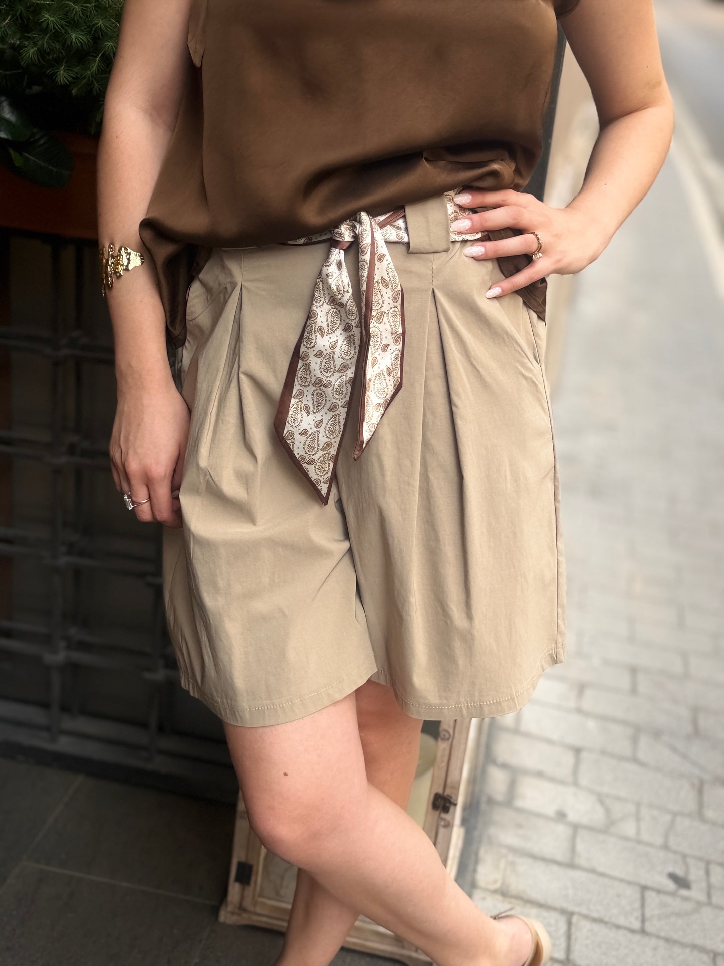 Bermuda con Foulard Bianco e Fango
