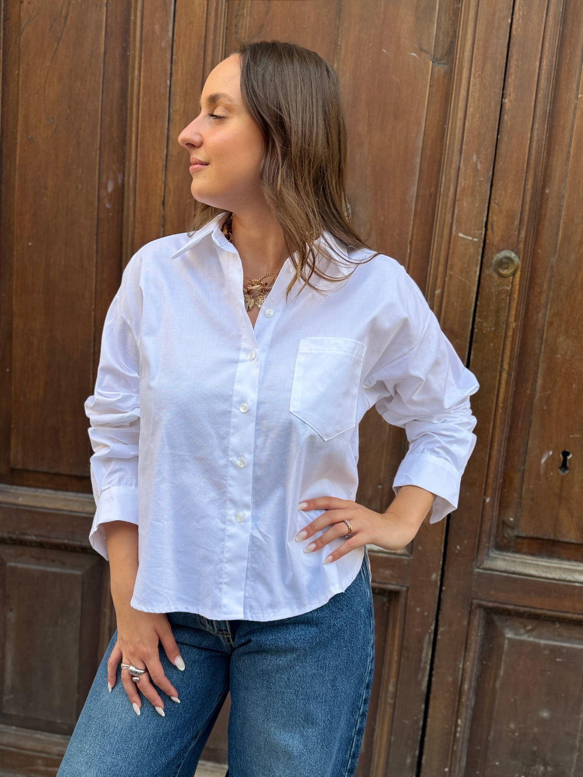 Tensione in Camicia Bianca e Cielo