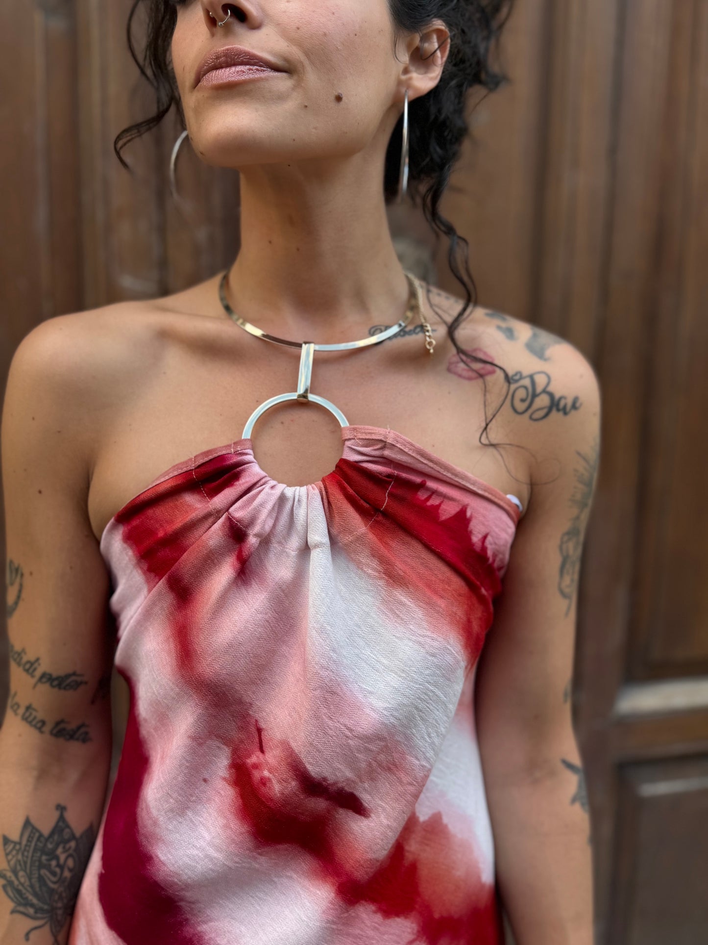Haveone Abito Tie dye con collana dorata