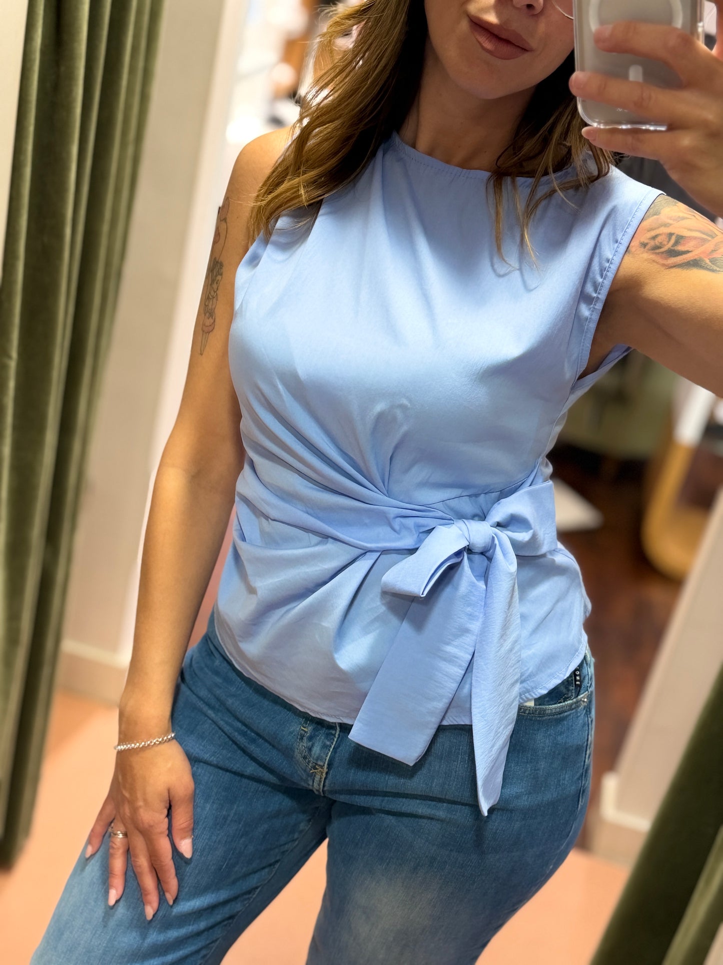 Top con fiocco laterale (disponibile in più colori)