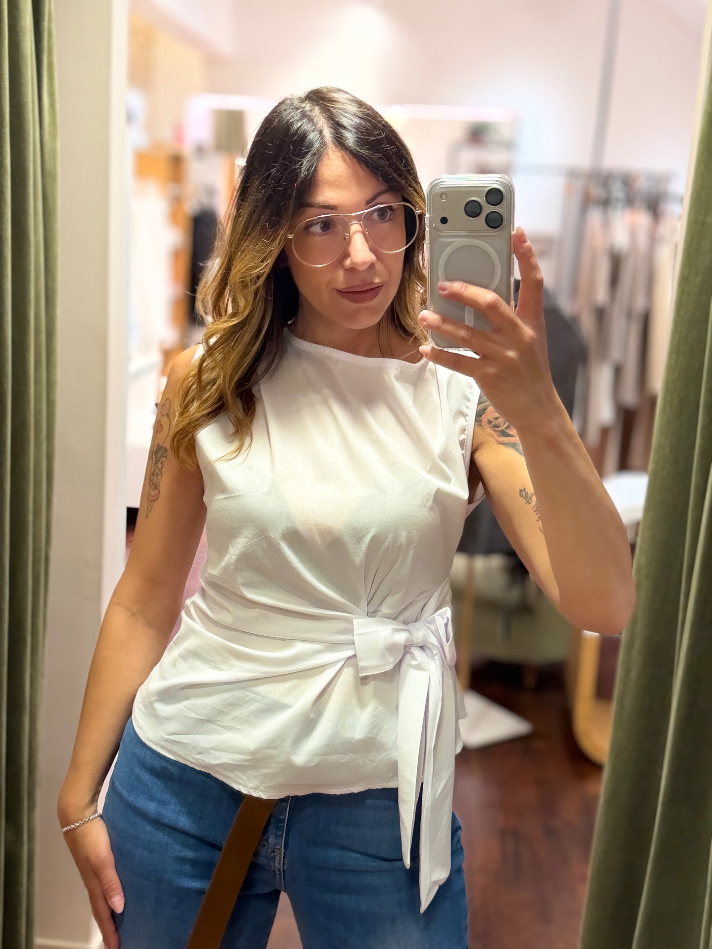 Top con fiocco laterale (disponibile in più colori)