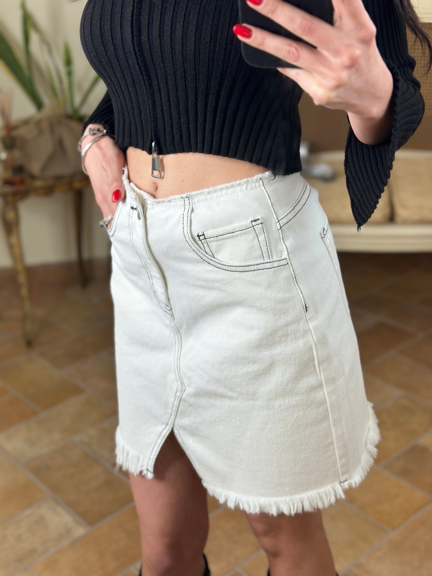 Eleh minigonna in jeans bianca sfrangiata