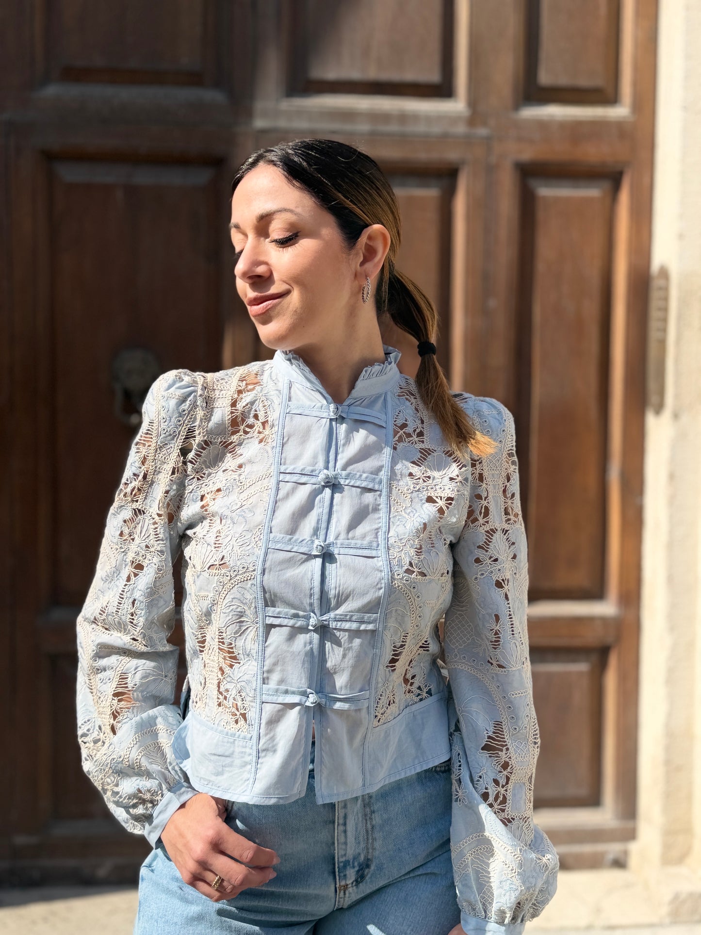 Tensione in Camicia con alamari in pizzo macramè celeste