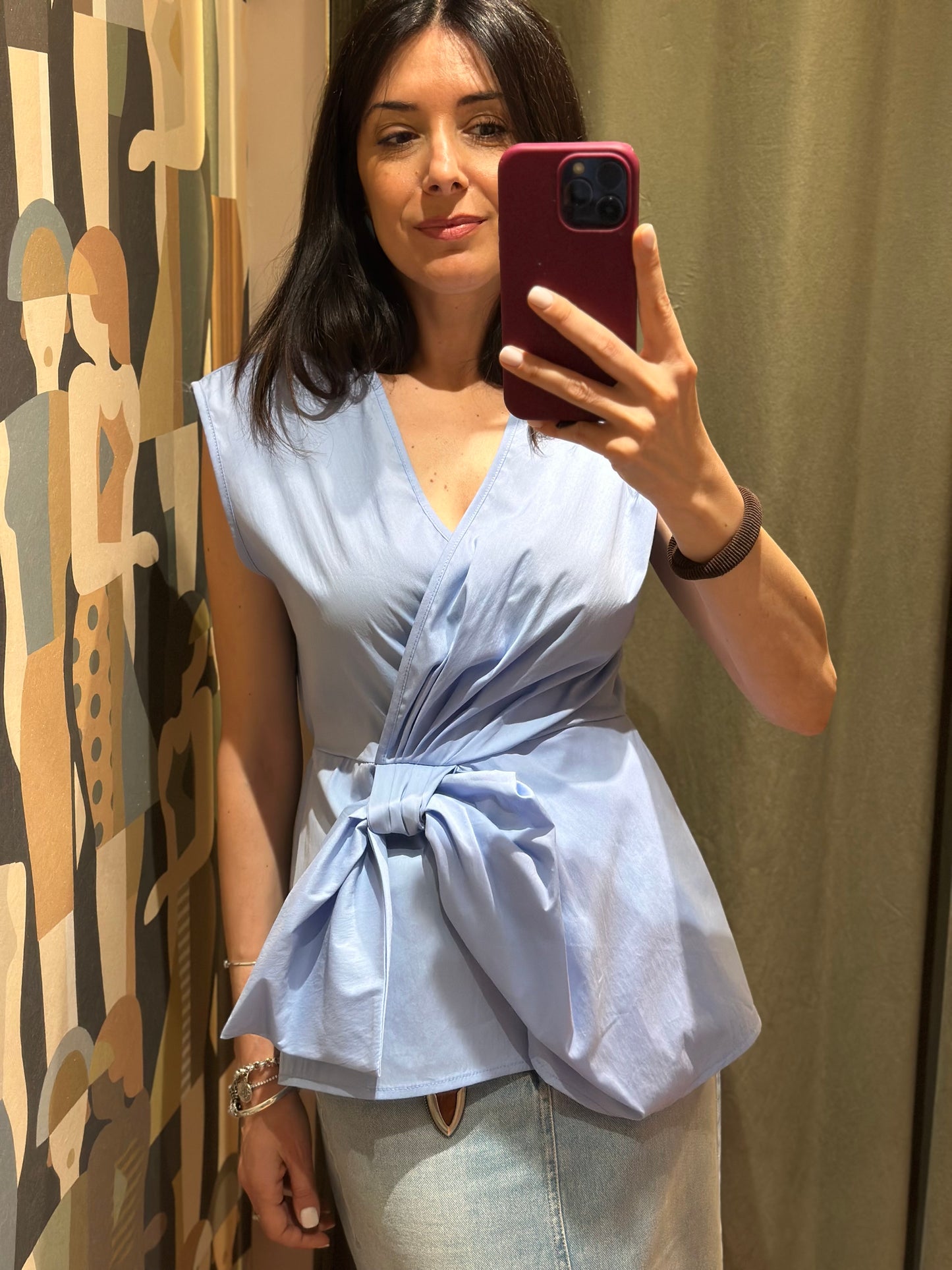 Top con nodo scollo a V (disponibile in più varianti colore)