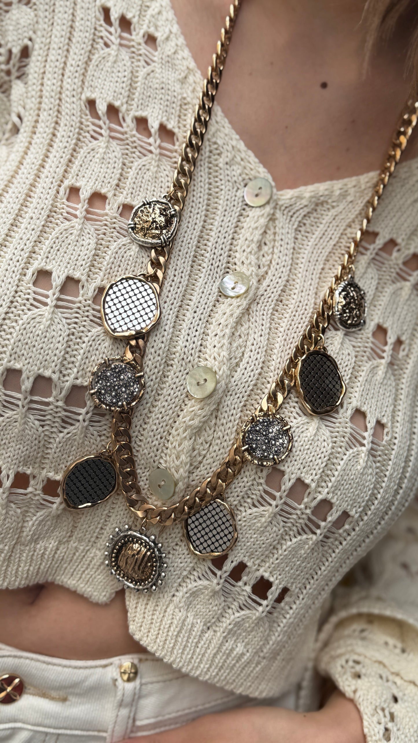 Collana lunga multi medaglia