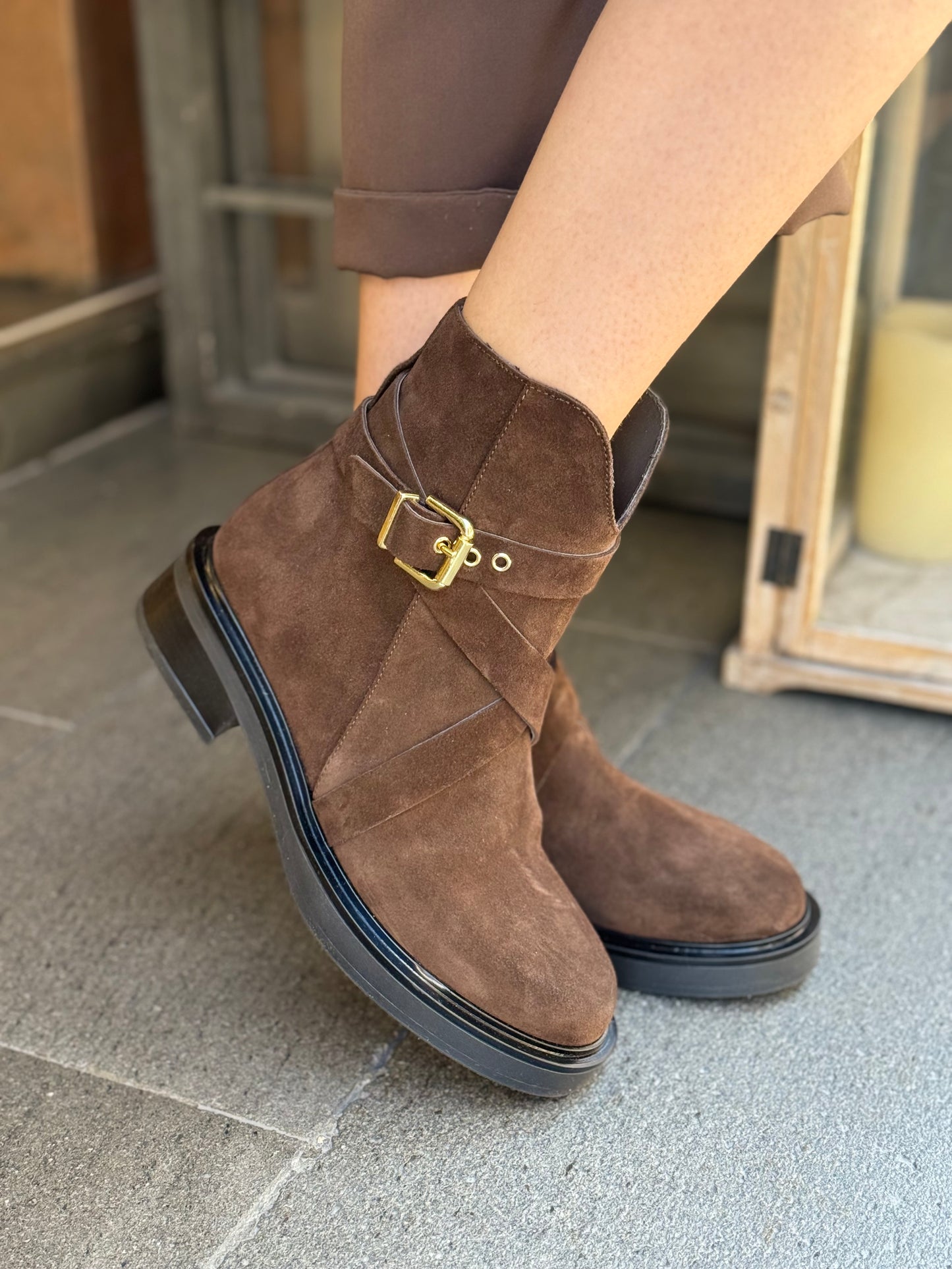 Stivaletto in camoscio con cinturino e fibbia MORO