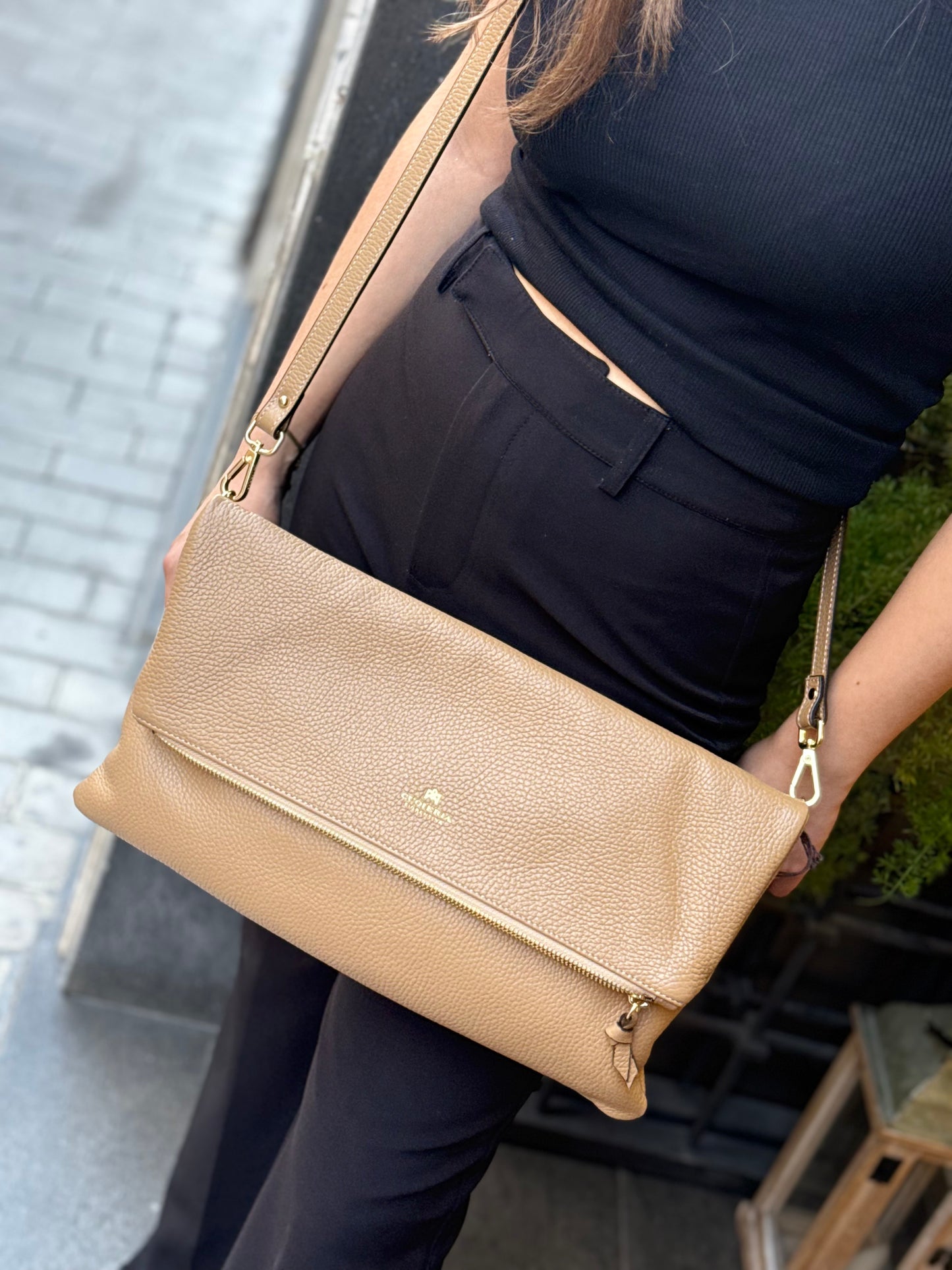 Cuoieria Fiorentina VELVET FLAP BAG XL DESERT