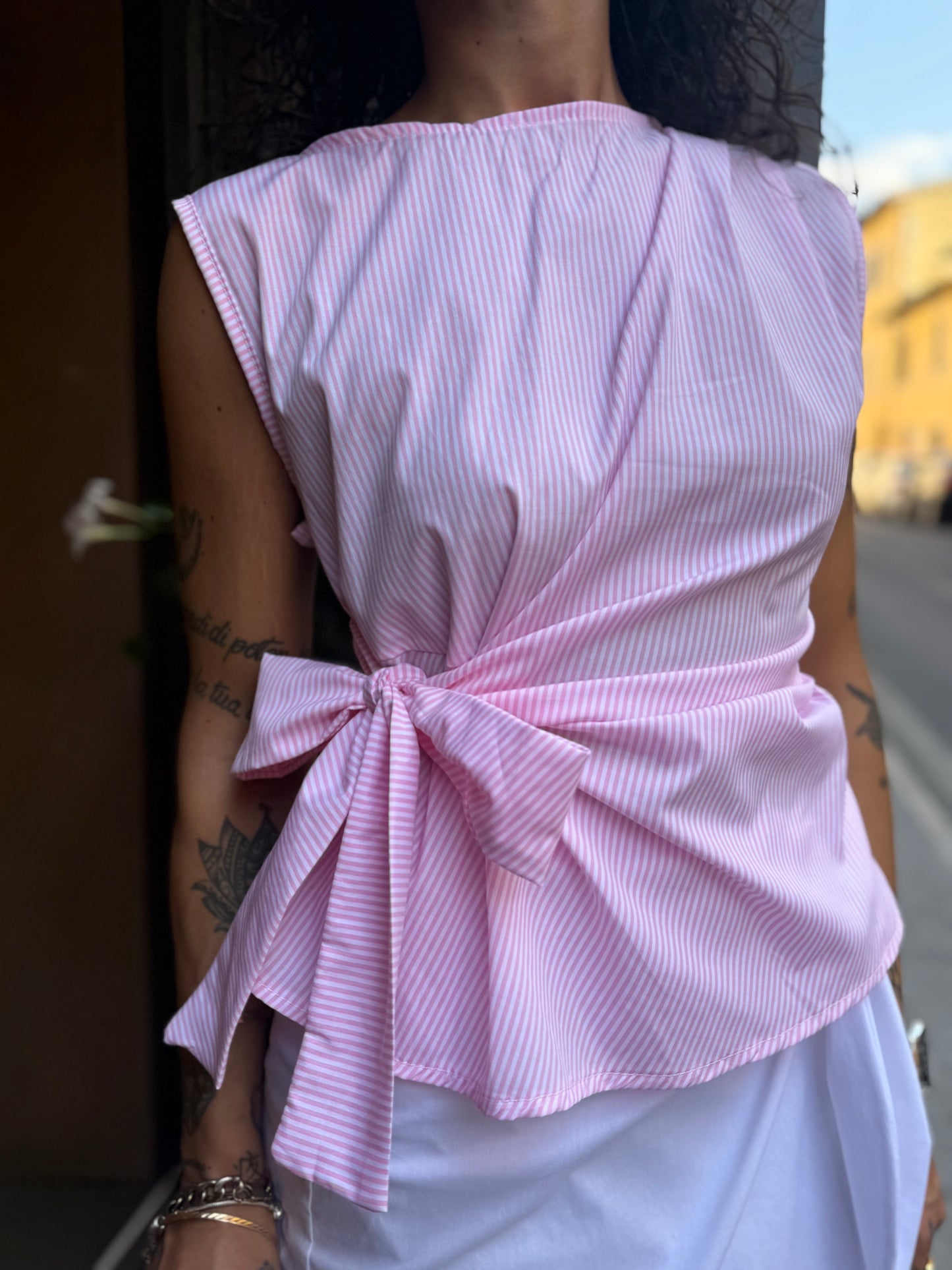 Top fiocco laterale microriga rosa/bianco
