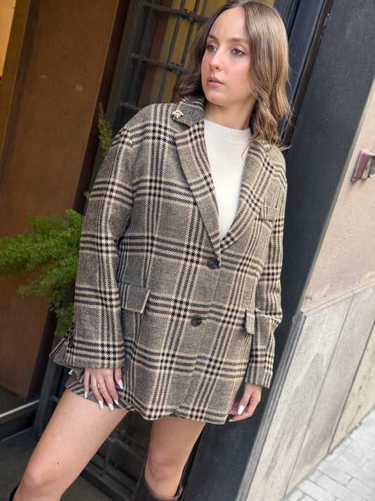 Tensione in Giacca Pied de poule con spilla