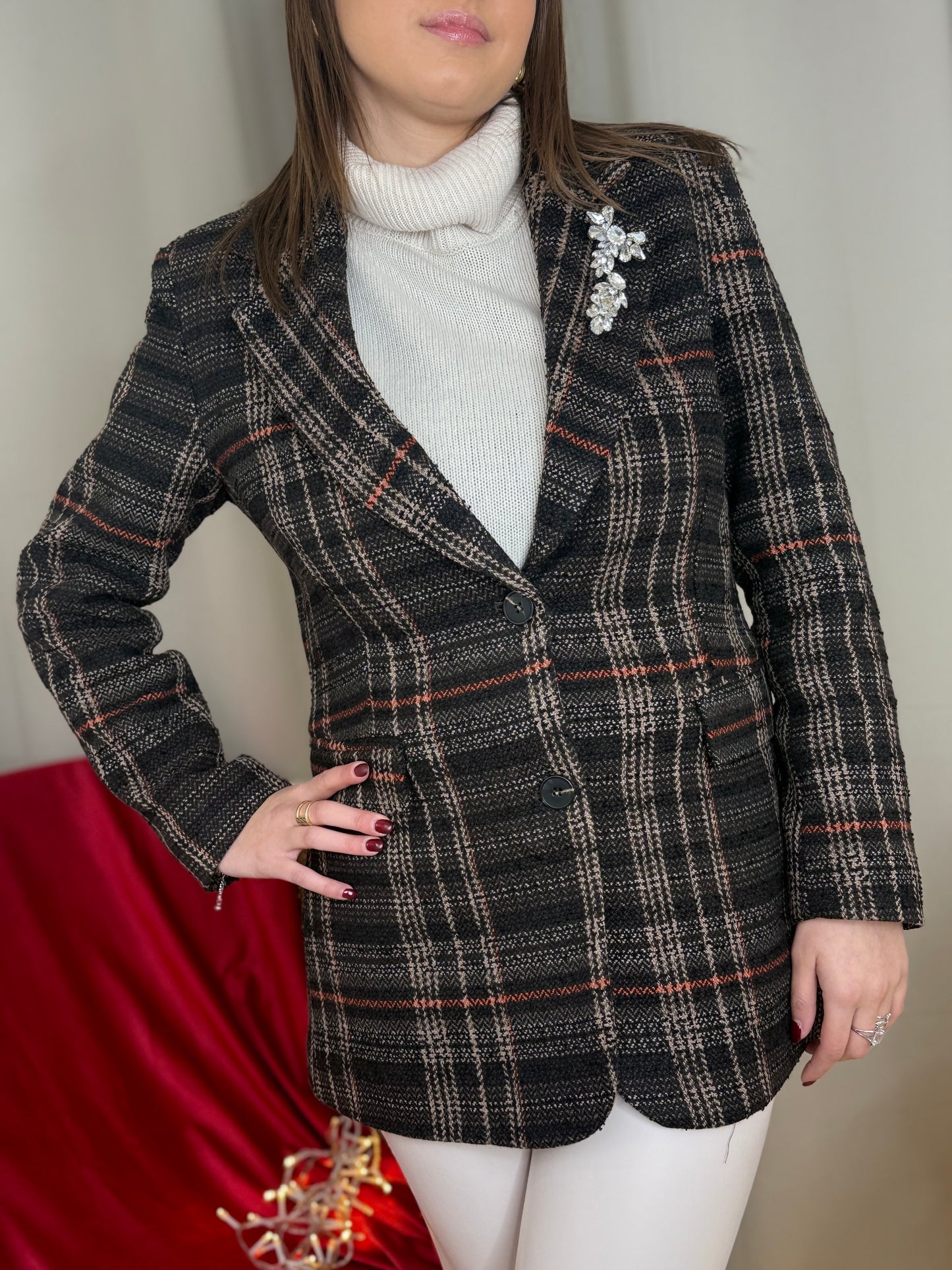 Tensione In giacca tartan con spilla MORO/ARANCIO