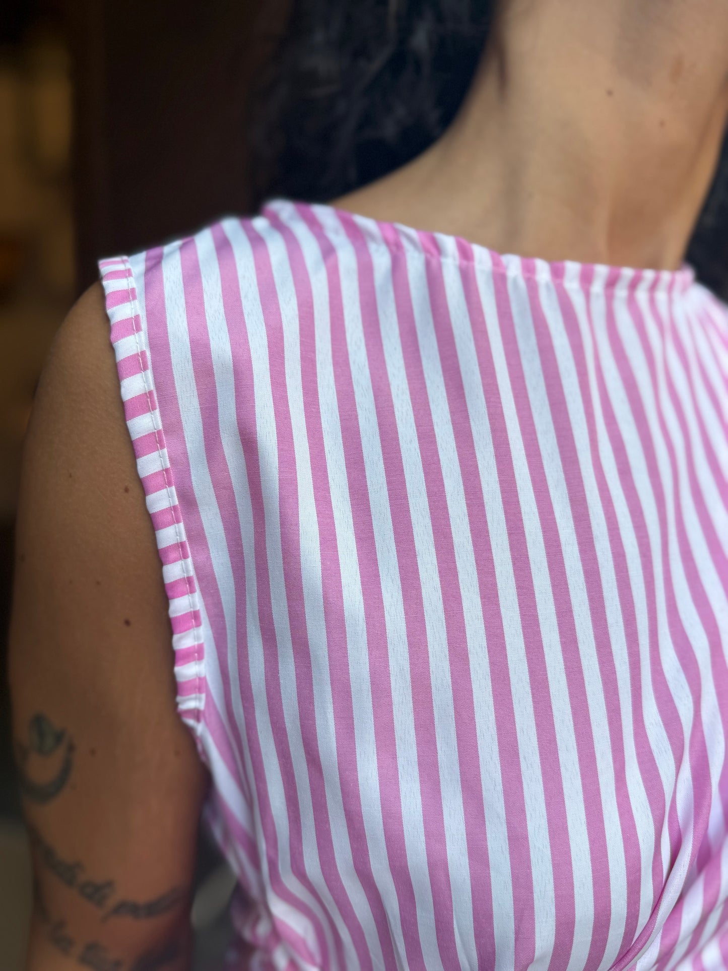 Top bacchettato con fiocco laterale Rosa/bianco