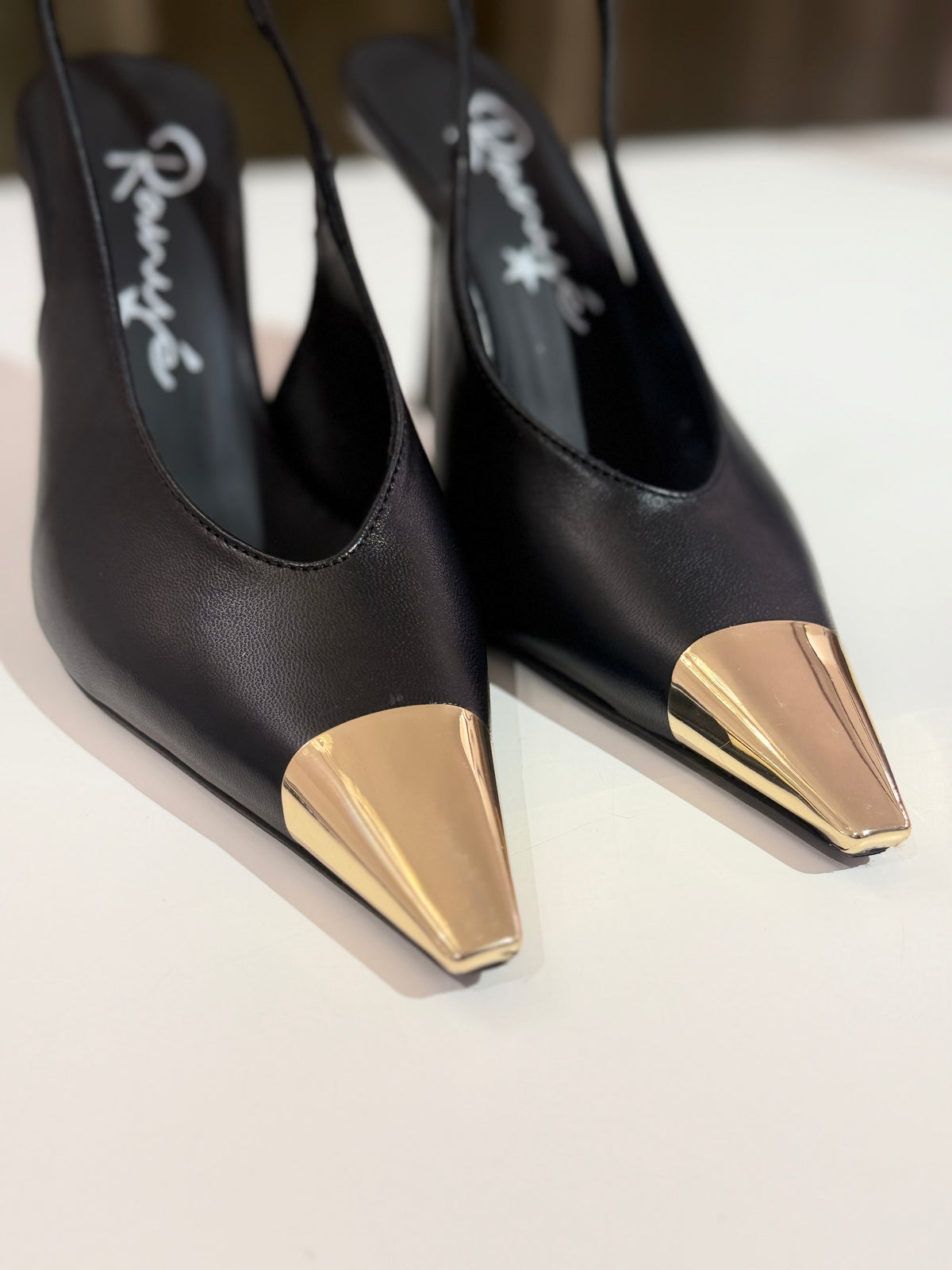 Slingback in pelle NERA con puntale ORO