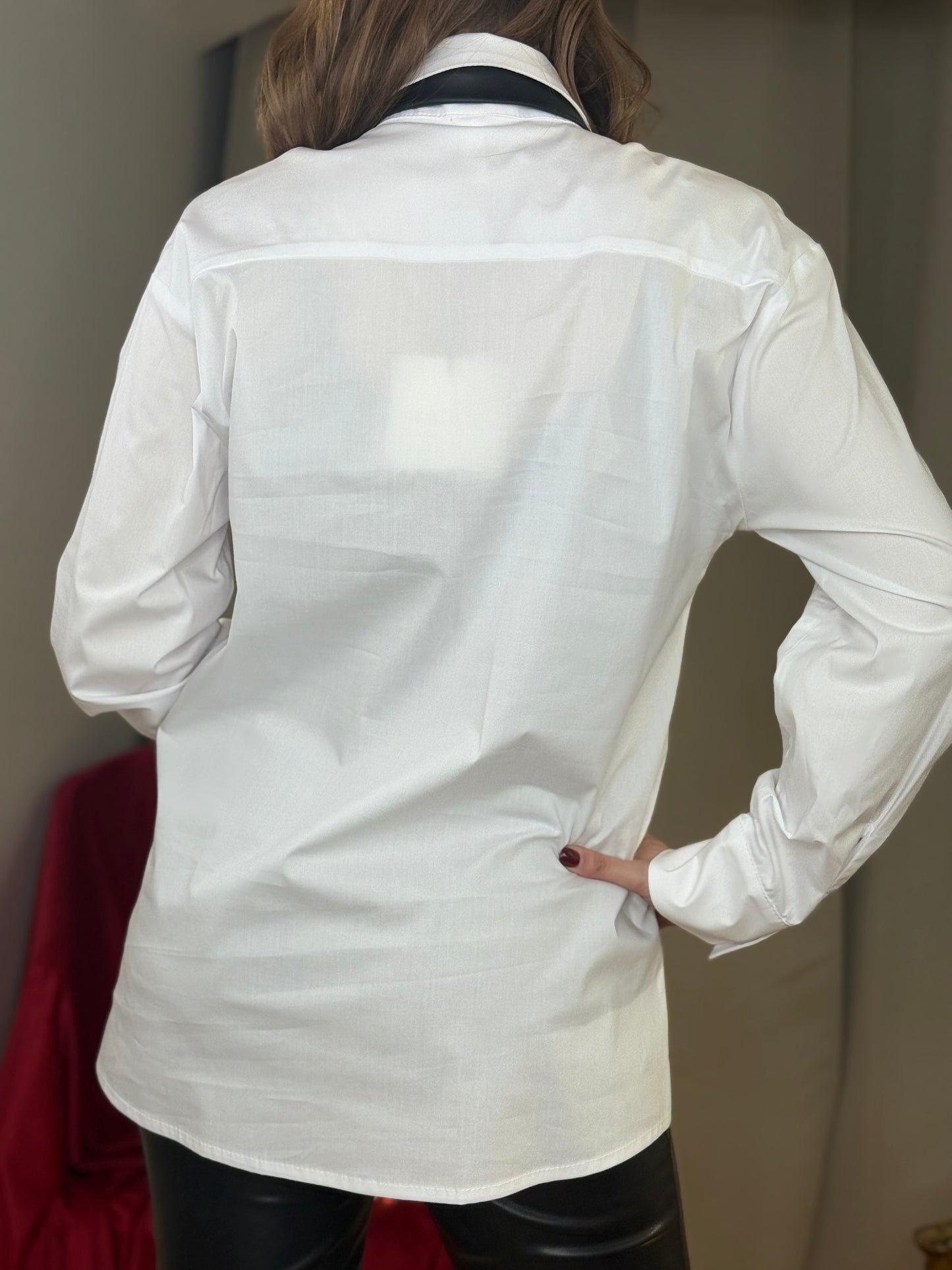 Tensione In Camicia BIANCA con cravatta ecopelle NERO