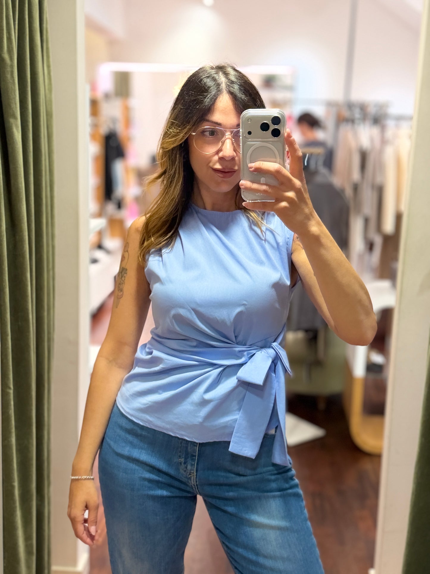 Top con fiocco laterale (disponibile in più colori)