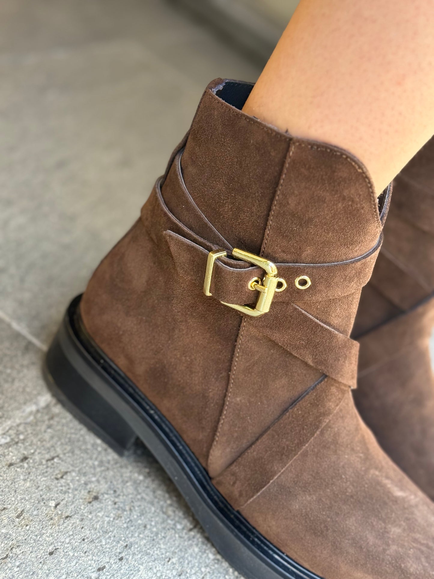 Stivaletto in camoscio con cinturino e fibbia MORO