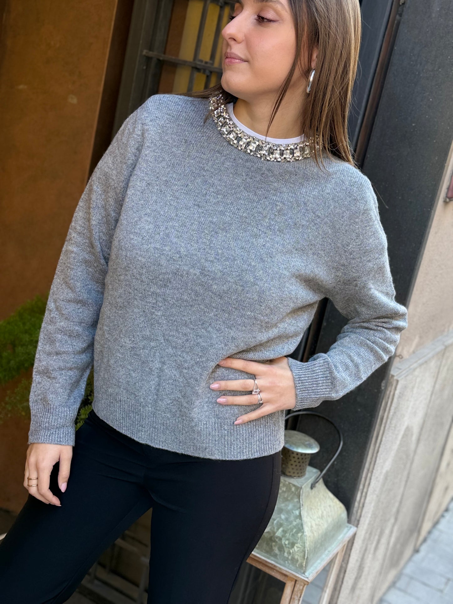 Maglia TIFFANY con girocollo gioiello GRIGIO