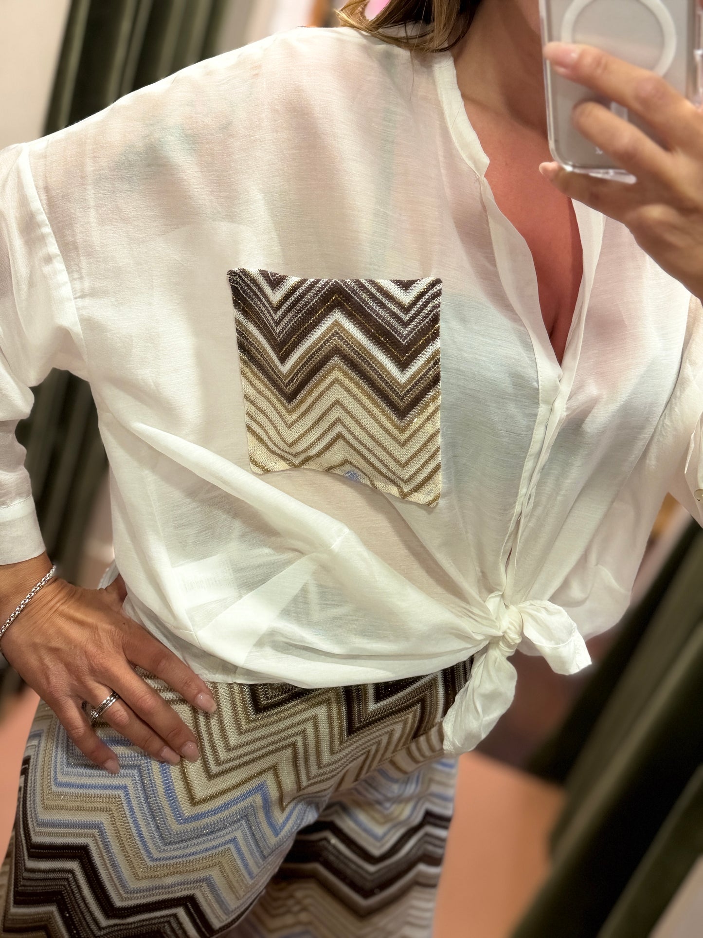 Tensione in Camicia bianca con taschino Zig zag